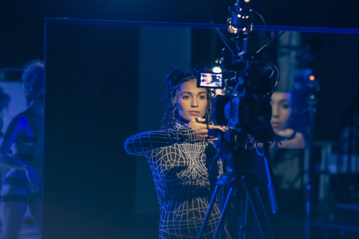 „ALL FOR ONE AND ONE FOR THE MONEY“ von Richard Siegal / Ballet of Difference am Schauspiel Köln. Tanz: Claudia Ortiz Arraiza