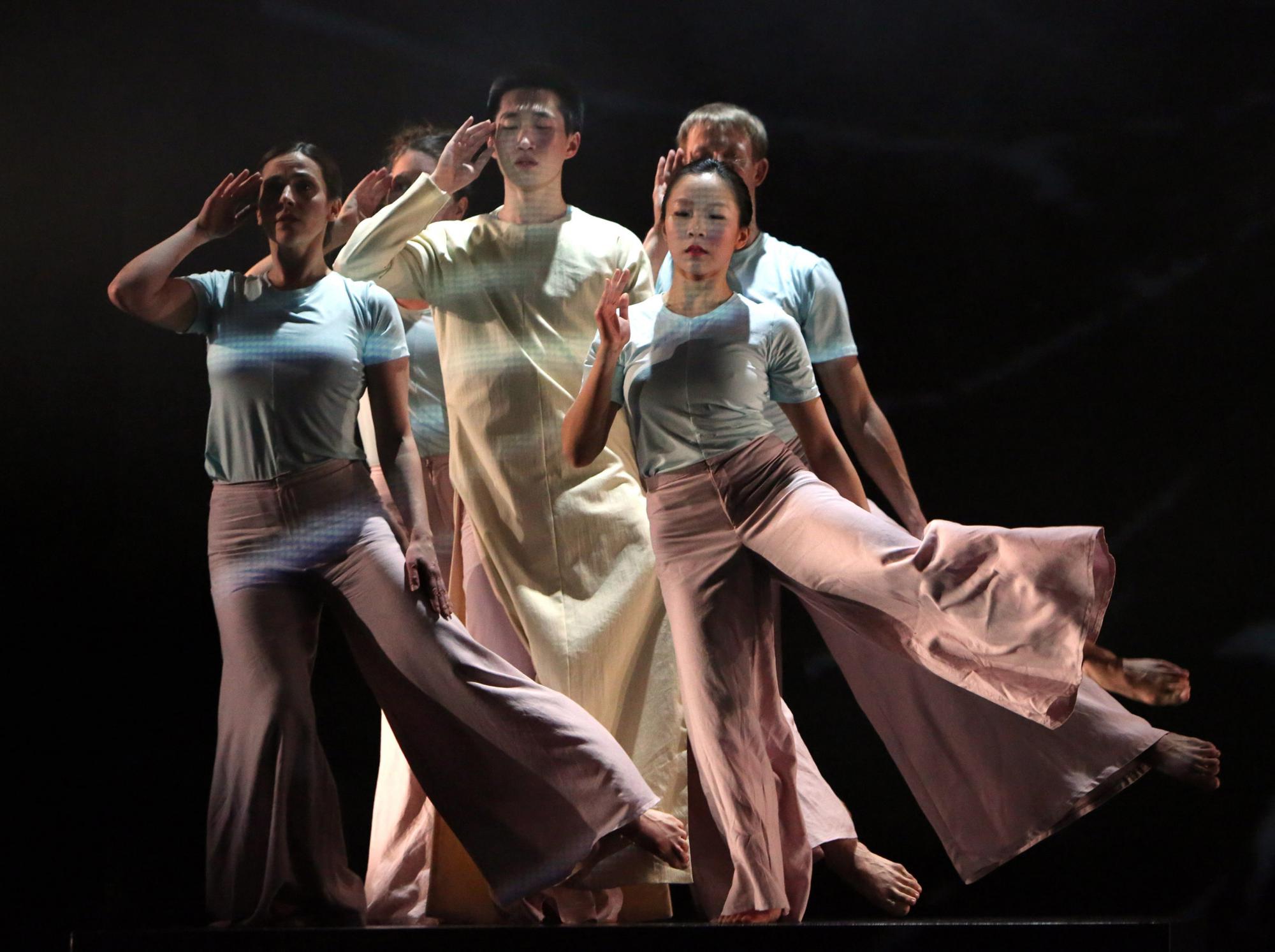 „Rotkammertraum“ von Fang Yu Shen am Folkwang-Tanzstudio 2015