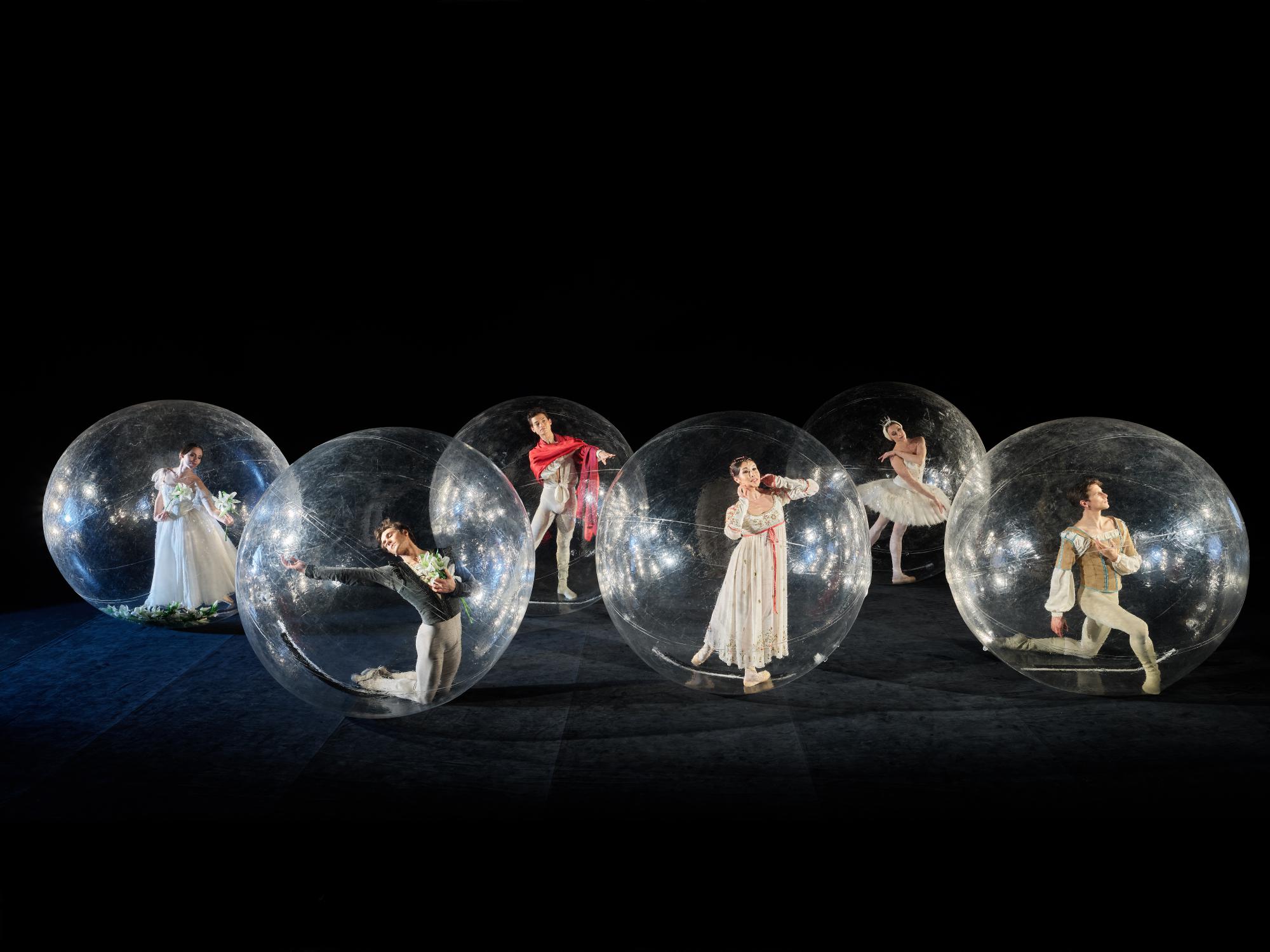 „Social Distance Stacks“ von Florian Mehner und dem Stuttgarter Ballett; Elisa Badenes, Friedemann Vogel, Adhonay Soares da Silva, Hyo Jung Kang, Anna Osadcenko, David Moore