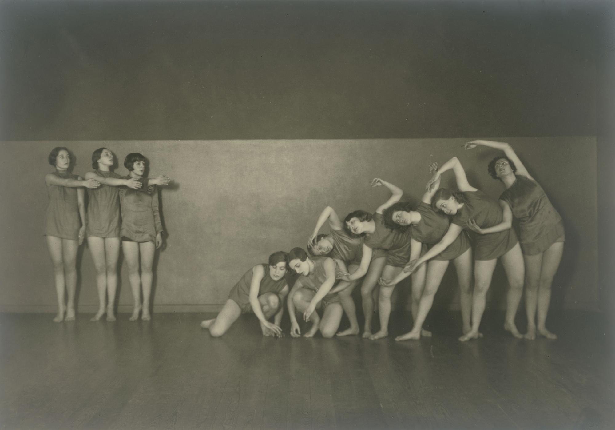 Schülerinnen der Tanzschule Skoronel in Berlin (Tanzgruppe Skoronel-Trümpy), Fotografie, um 1930
