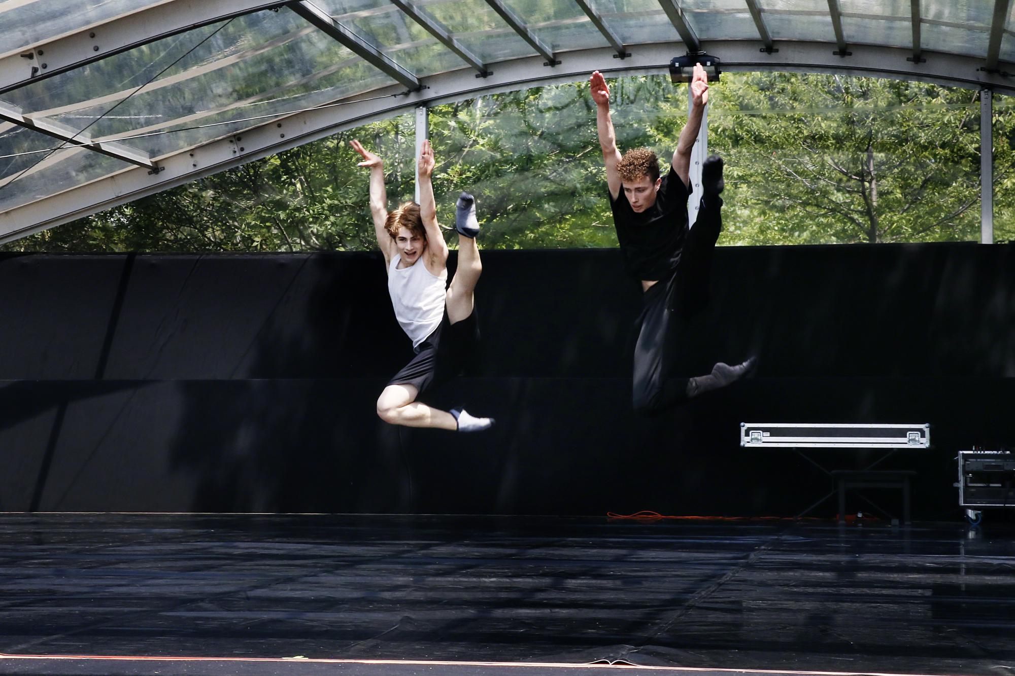 „January Seven“ von Riccardo De Nigris. Studierende des ersten Studienjahres des BA Tanz