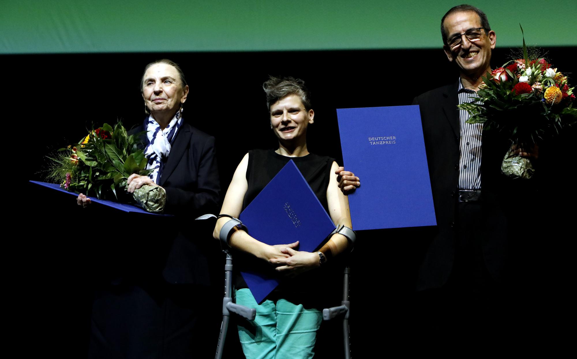 Gewinner*innen der Ehrungen für herausragende*r Interpret*in und herausragende Entwicklungen im Tanz beim Deutschen Tanzpreis 2021: Ursula Borrmann, Adil Laraki und Claire Cunningham