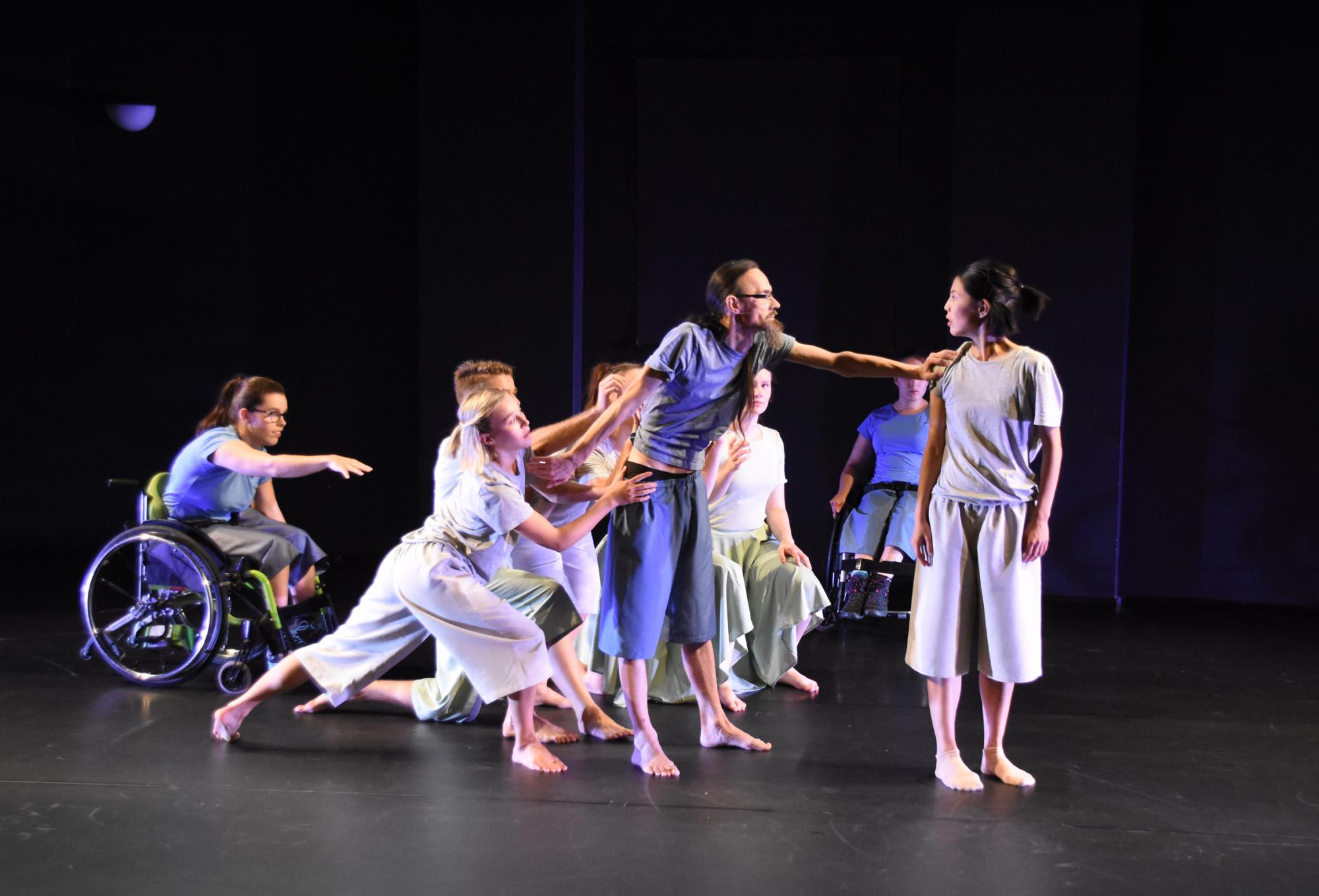 Tänzer*innen und Rollstuhlfahrende bei &quot;klapptbestimmt24&quot; von Annette Vogel in Regensburg.