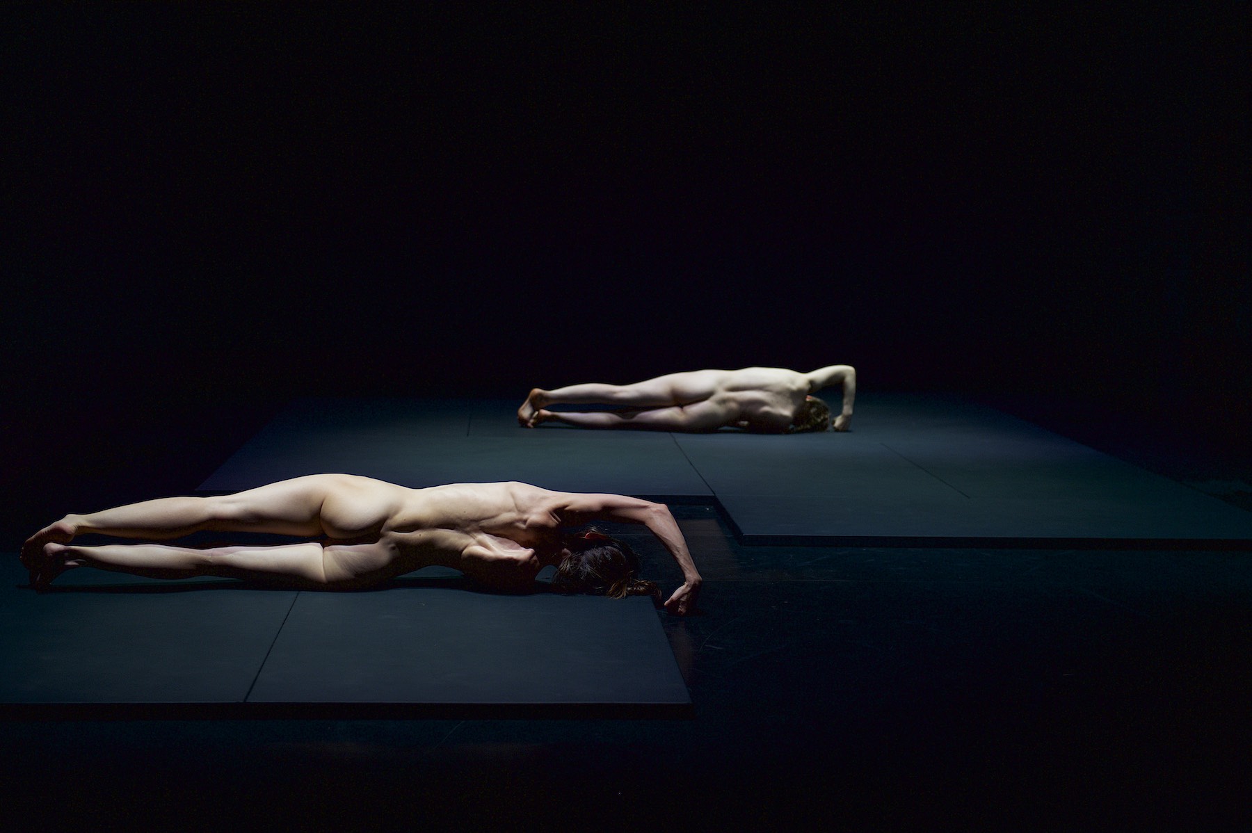 „Solo for Claudia and Josephine / Bodies of Light“ von Isabelle Schad. Tanz: Claudia Tomasi &amp; Josephine Findeisen