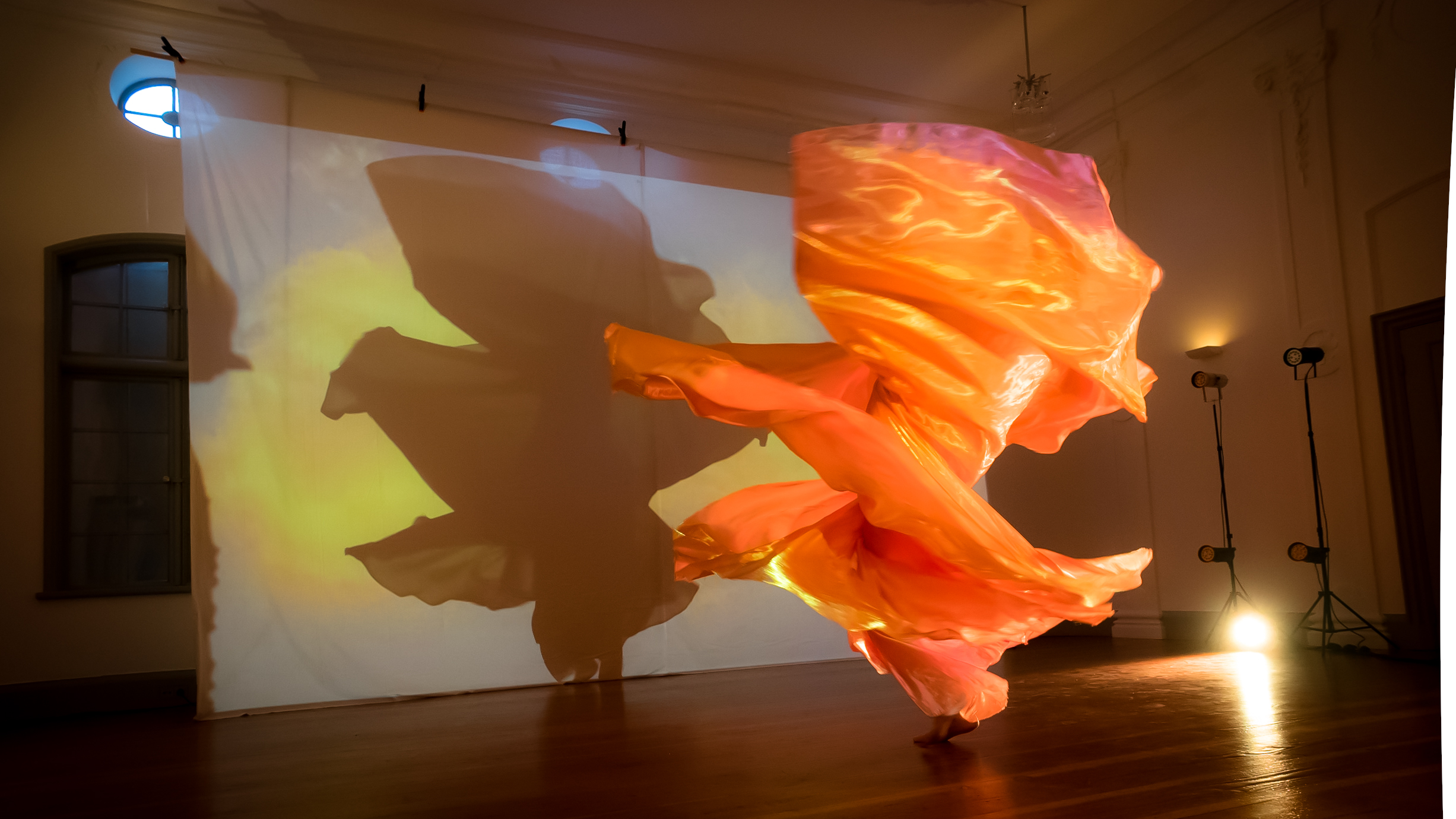 „Serpentinentänze nach Loïe Fuller“ von und mit: Gunda Gravemann-Kamper