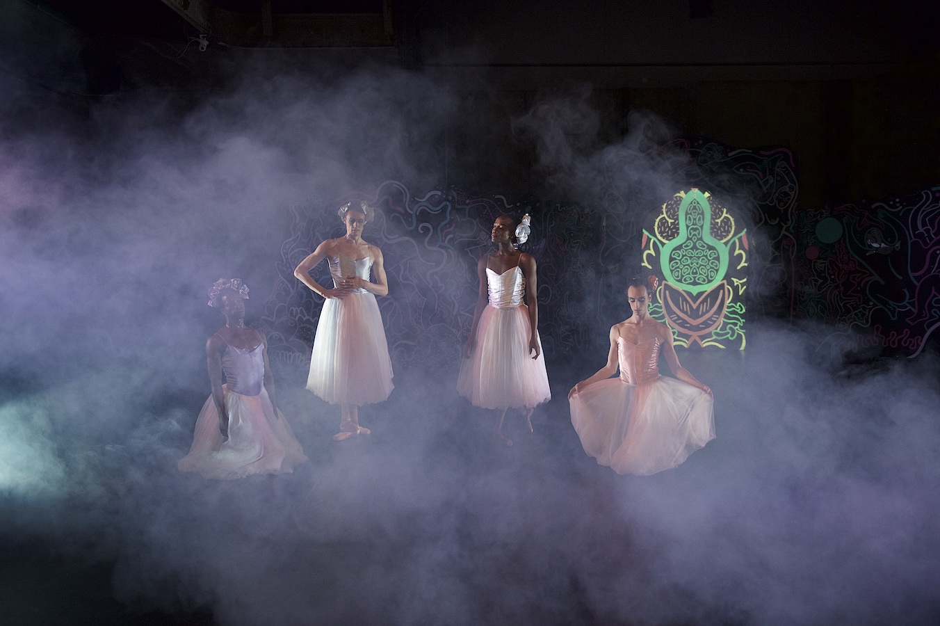 „Pas de Q“ von Tomi Paasonen. Tanz: Kai Braithwaite, Joel Small / Reflektra, Llewellyn Mnguni &amp; Leonardo Mancuso.