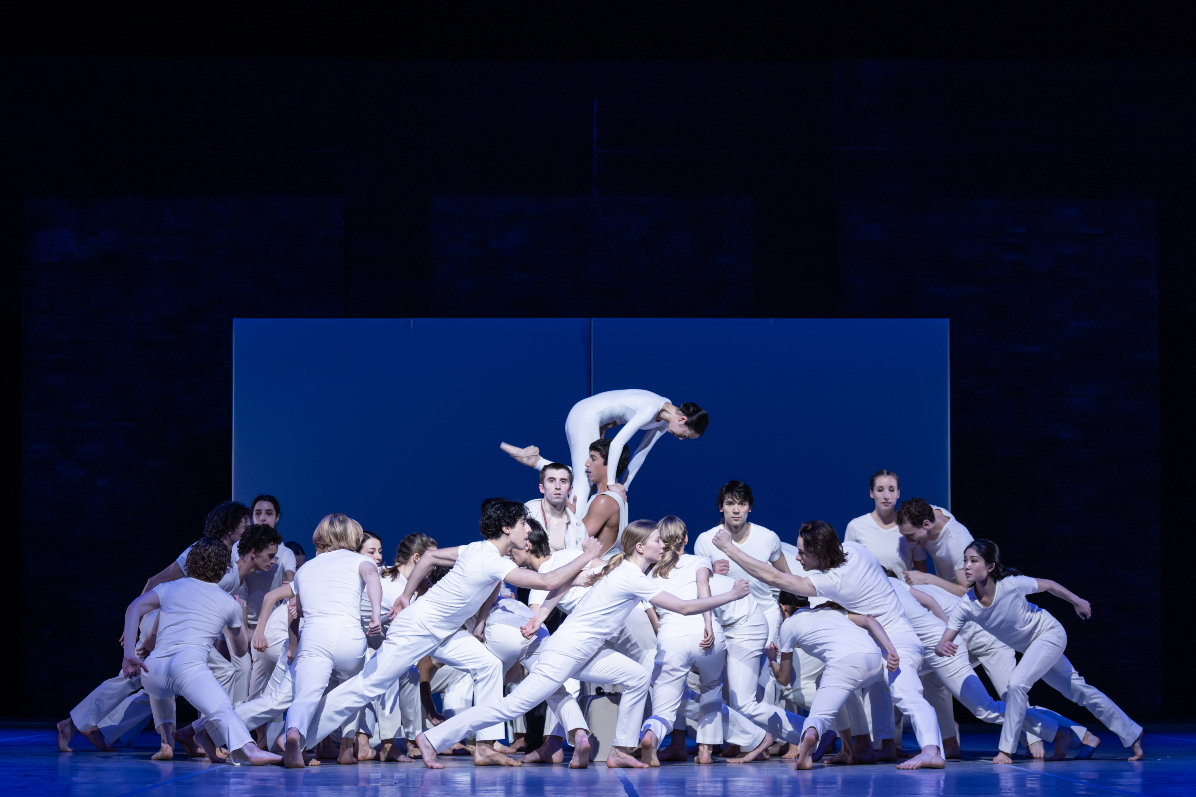 „Dona Nobis Pacem“ von John Neumeier. Tanz: Xue Lin, Christopher Evans, Ensemble