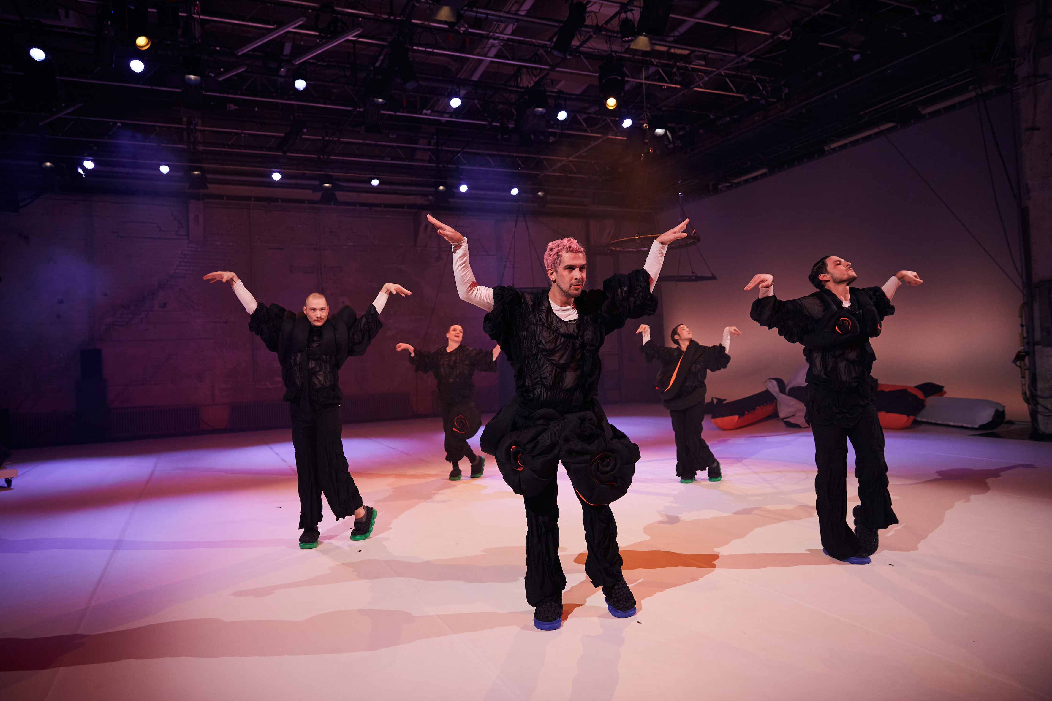 „The Post-Queer Dilemma“ von Guy Marsan. Tanz: Ensemble