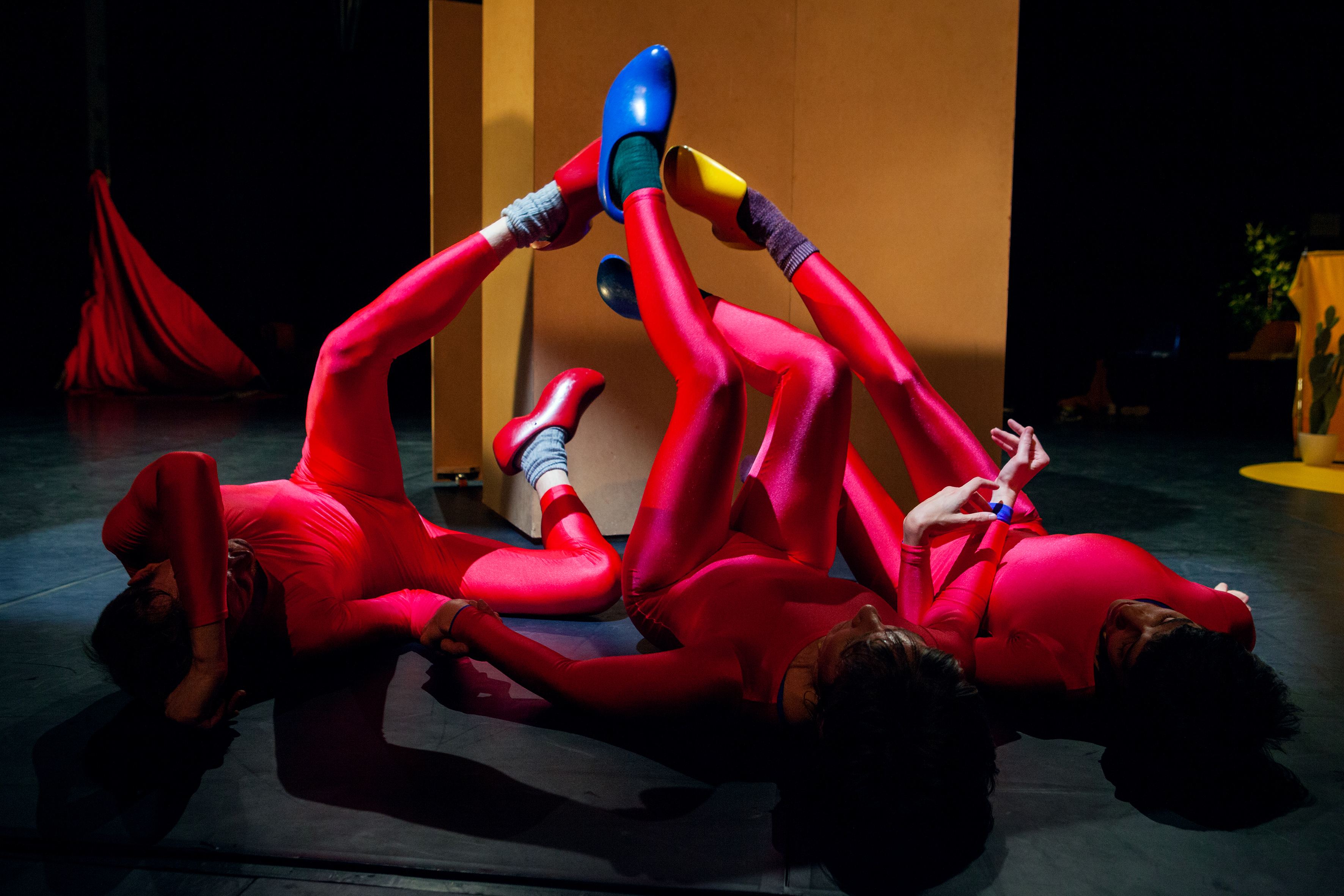 „We call it a house“ von Antje Pfundtner in Gesellschaft. Tanz: Antje Pfundtner, Juliana Oliveira und Matthew Rogers