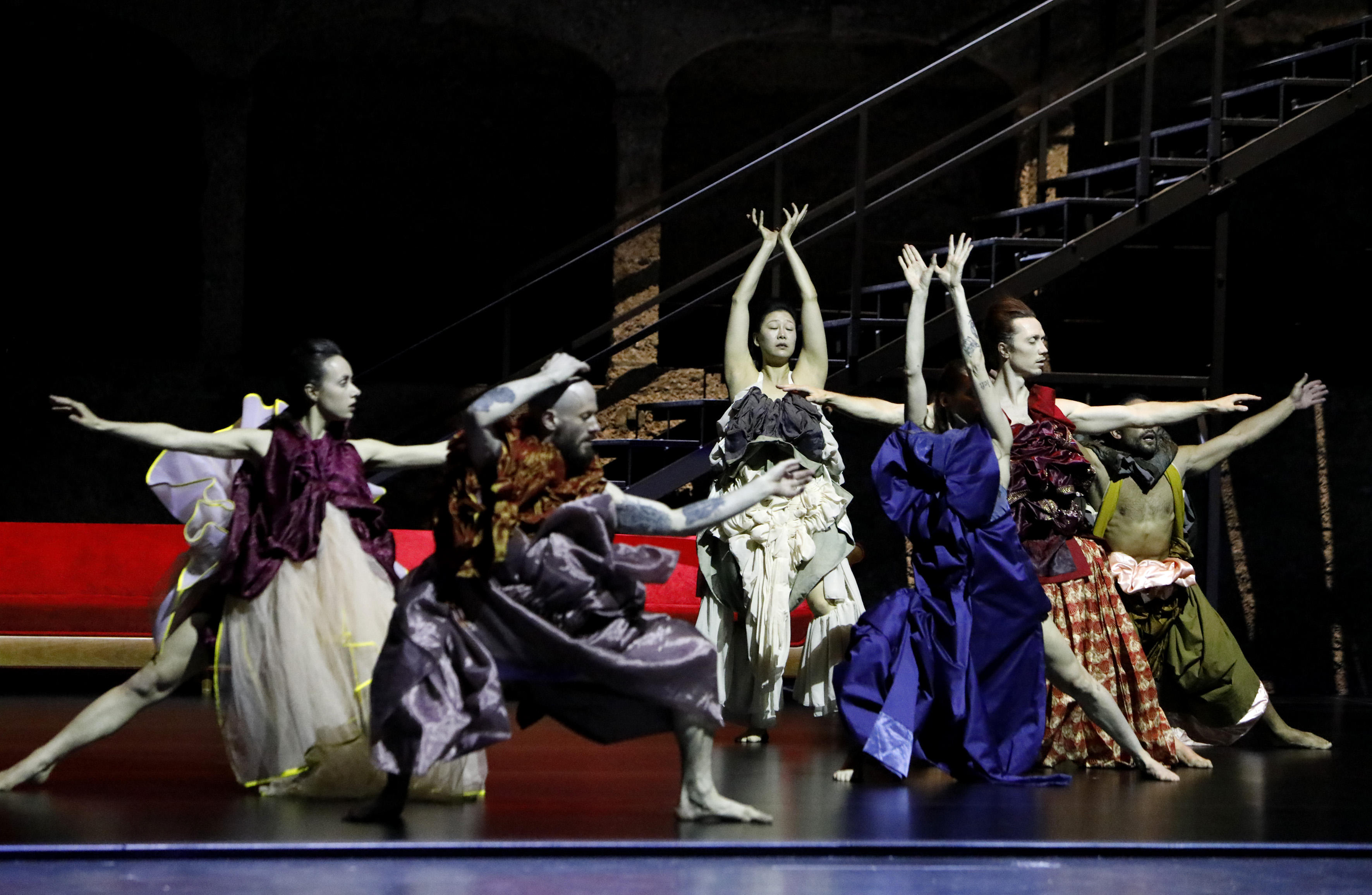 Uraufführung von „Träume“ nach Richard Wagners „Wesendonck-Liedern“. Emanuel Gat und Emanuel Gat Dance Company bei den Osterfestspiele 2023 in der Salzburger Felsenreitschule.