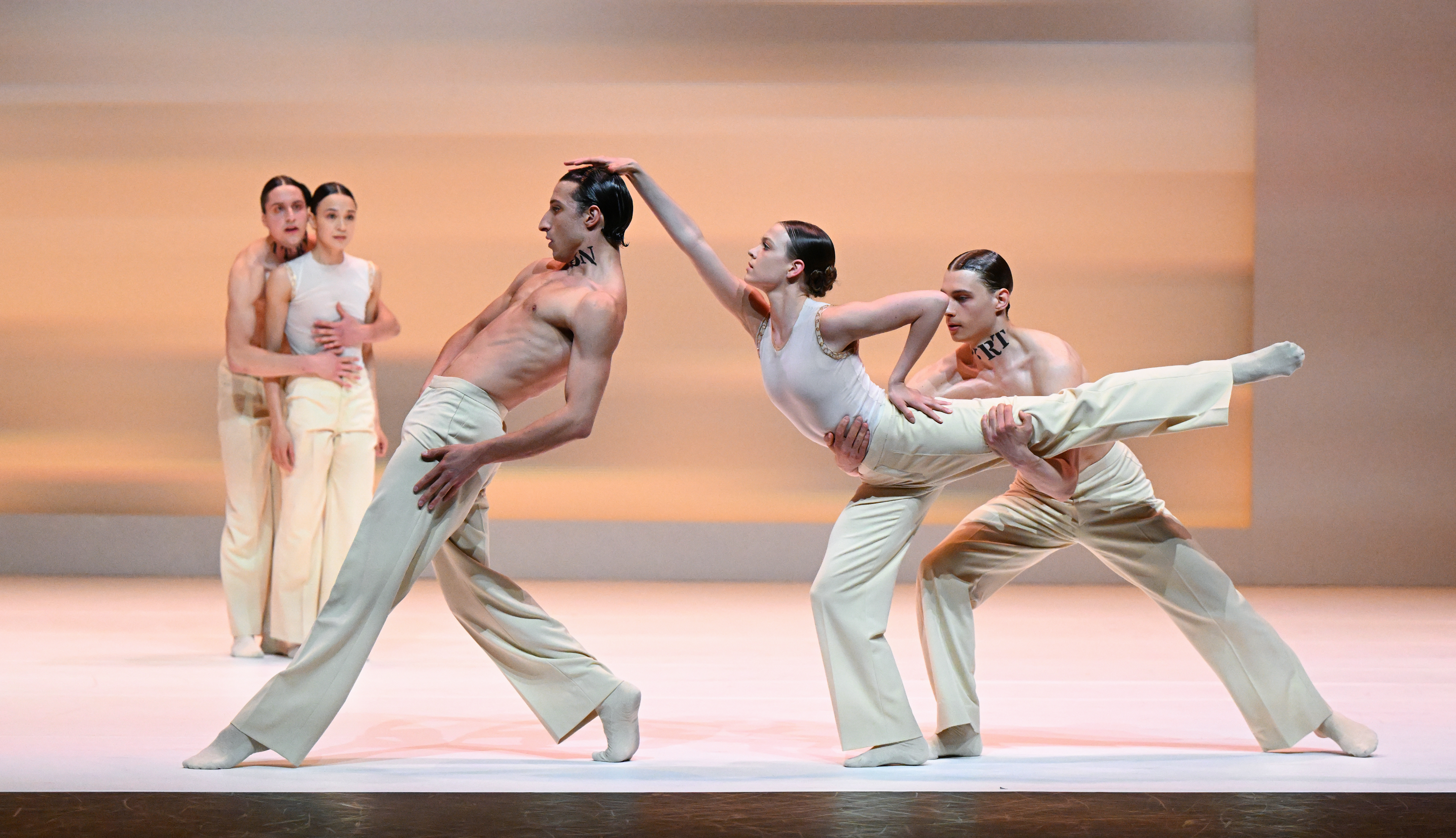 „In Esisto“ von Vittoria Girelli. Tanz: Martino Semenzato, Mackenzie Brown, Lassi Hirvonen