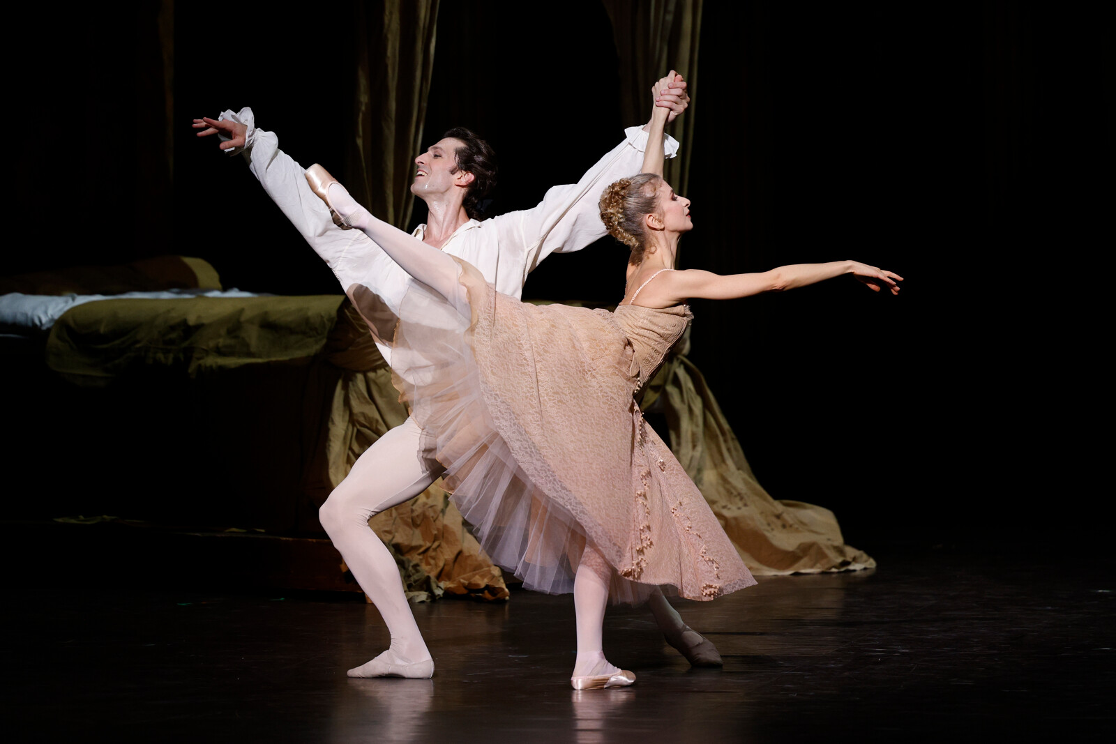 „Manon“ an der Pariser Oper: Myriam Ould-Braham als Manon und Mathieu Ganio als Des Grieux„Manon“ an der Pariser Oper: Myriam Ould-Braham als Manon und Mathieu Ganio als Des Grieux