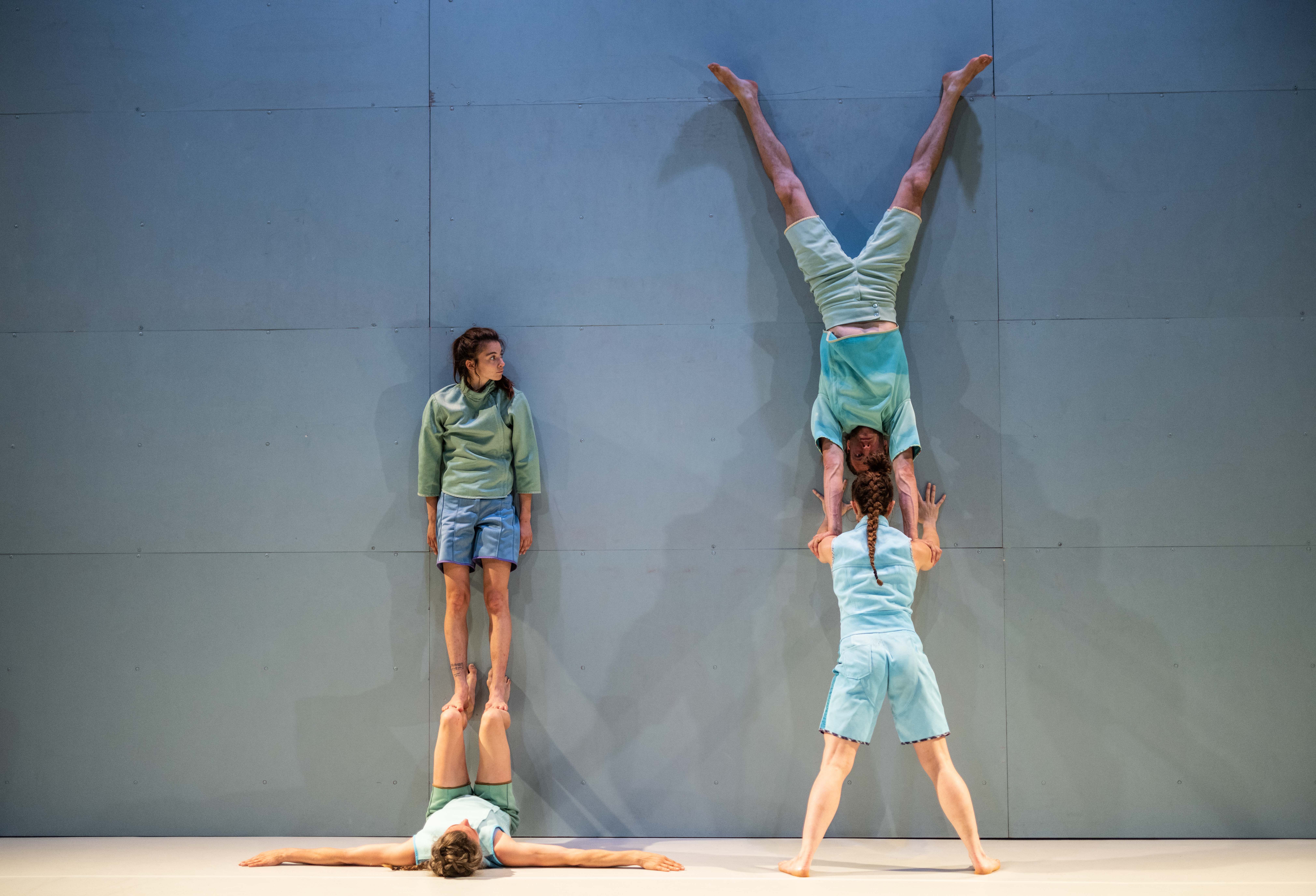 „Foreshadow“ von Alexander Vantournhout / not standing