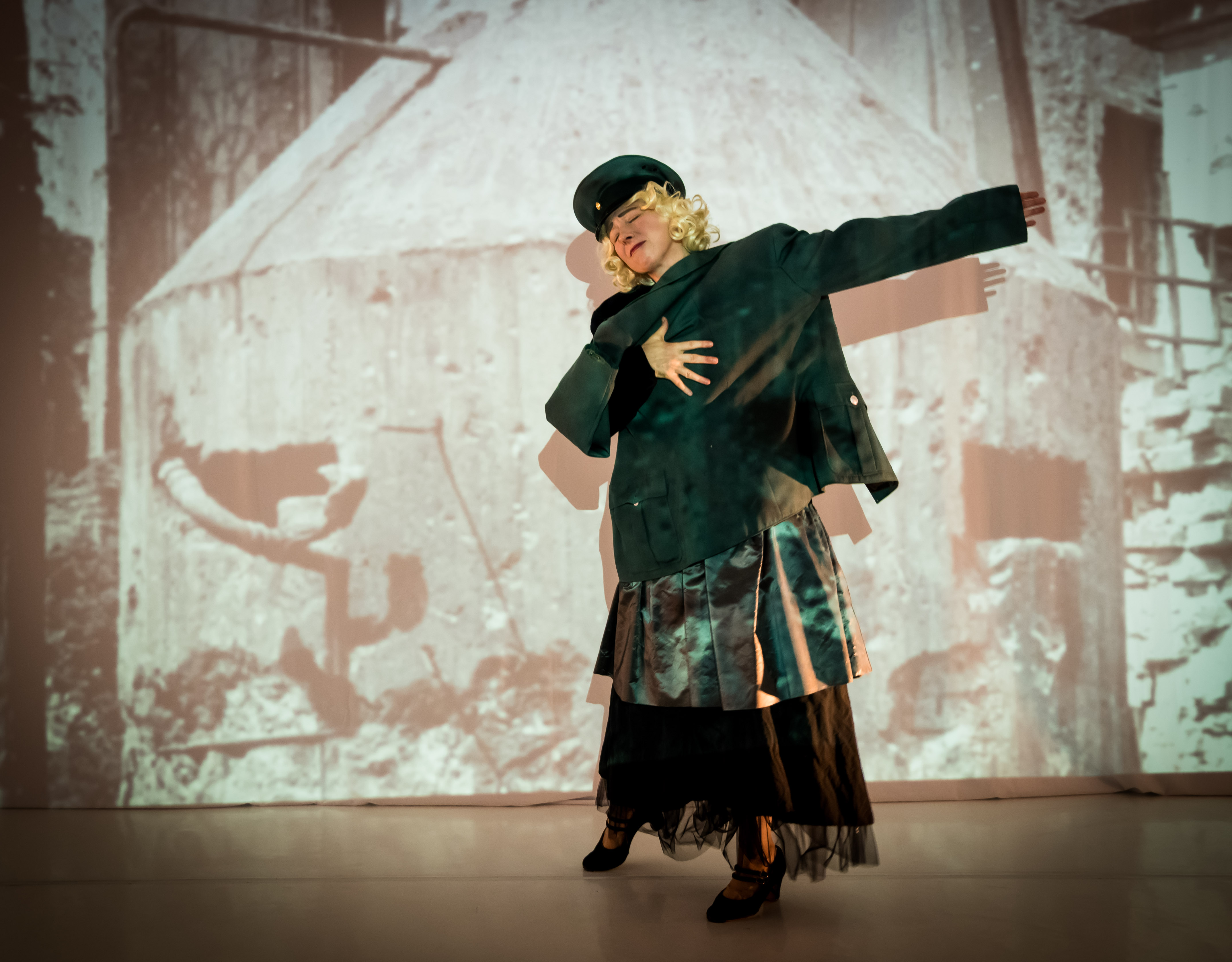 „Desdemona und ihre Schwestern“ von Angelika Neumann und Krisztina Horváth, Szene 3: „Eva Braun“. Tanz: Angelika Neumann