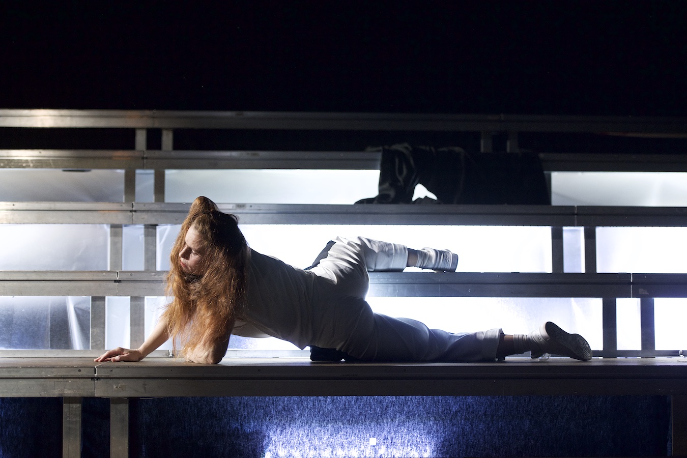 „Feierlichkeiten zur Beerdigung des Kapitalismus“ von Laura Heinecke. Tanz: Laura Heinecke