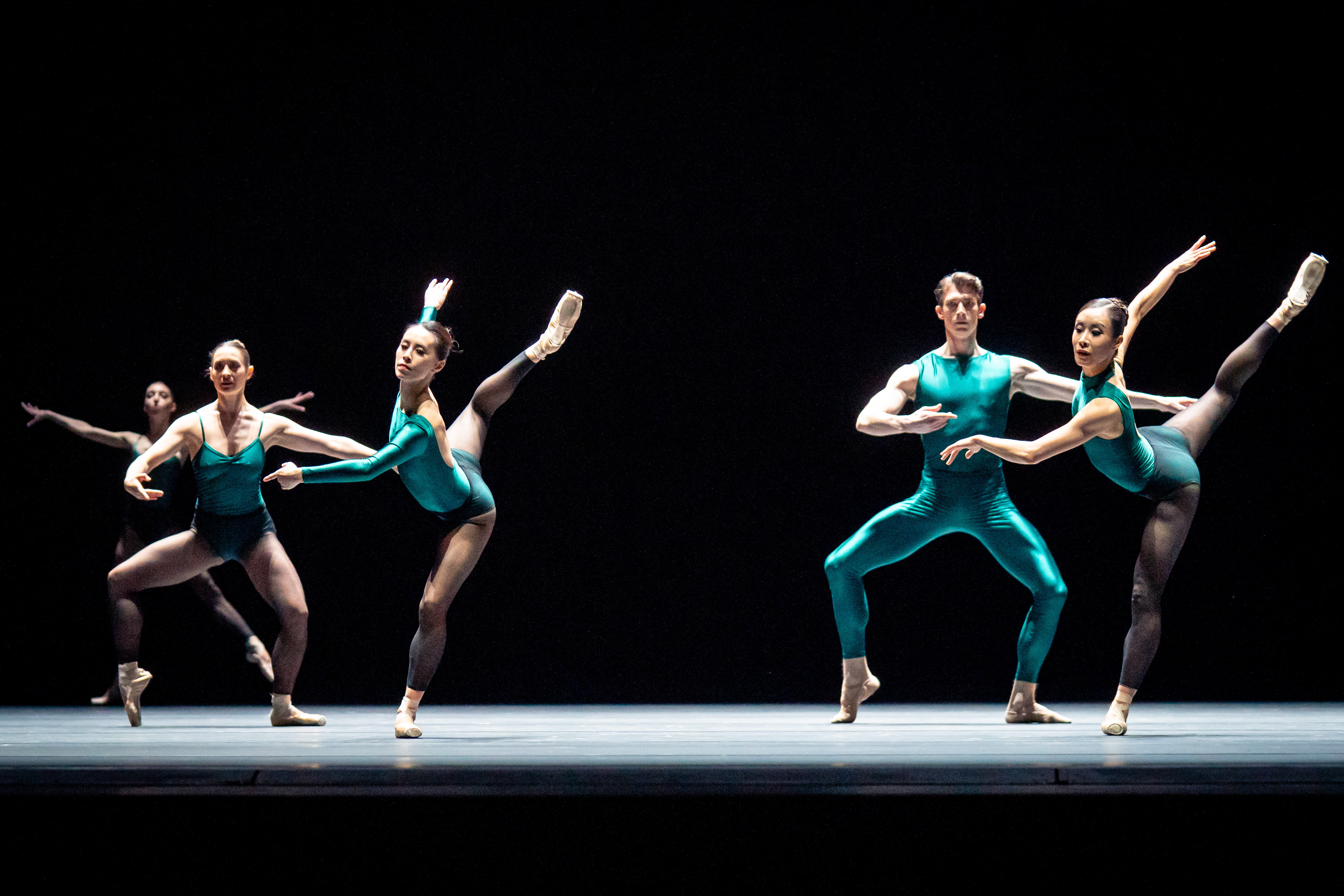„In The Middle Somewhat Elevated“ von William Forsythe: Tanz: Ensemble Wiener Staatsballett