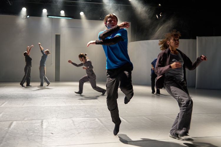 „episodes of glam + gutter“ von micha purucker. Tanz: vorne: Marcos Nacar, hinten: Polina Sonis und Michal Heriban, Mitte Hikaru Osakabe und Aurora Bonetti