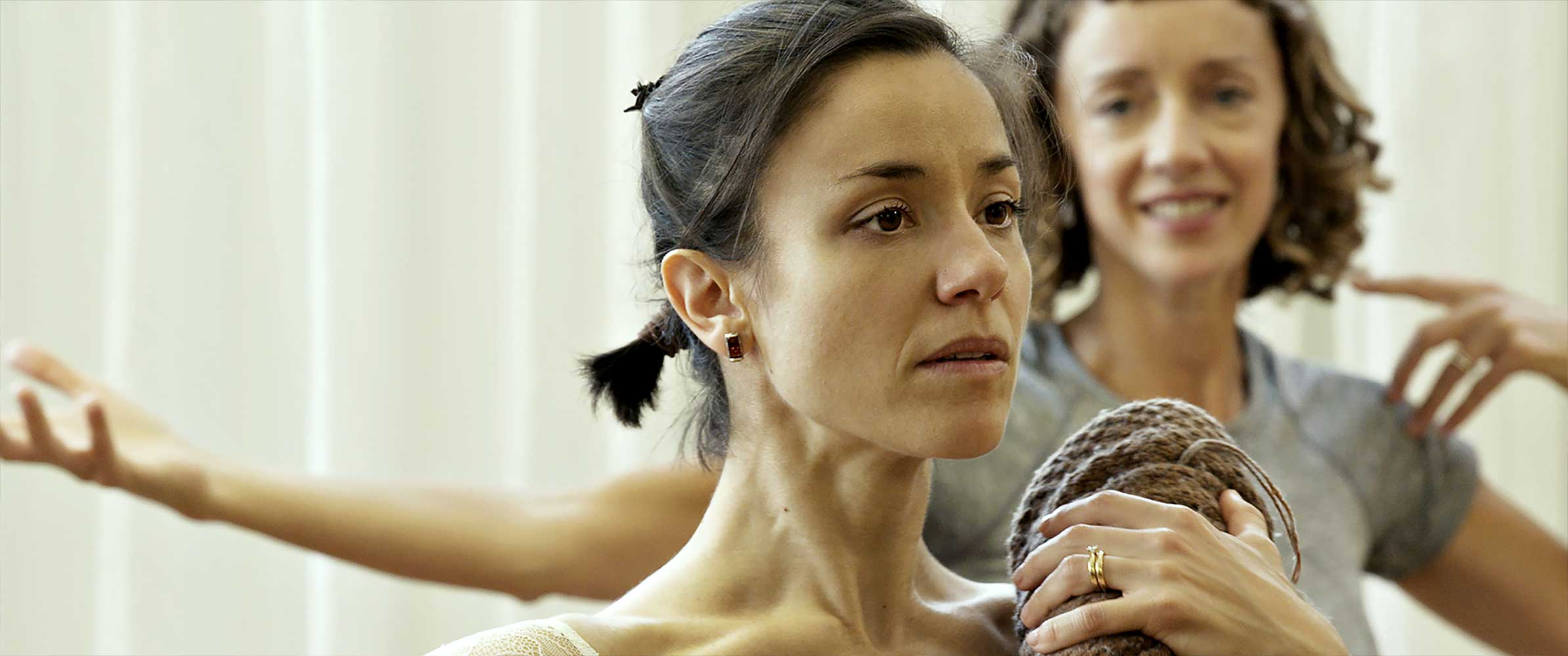 „Becoming Giulia“ von Laura Kaehr, Giulia Tonelli bei der Probe mit Cathy Marston