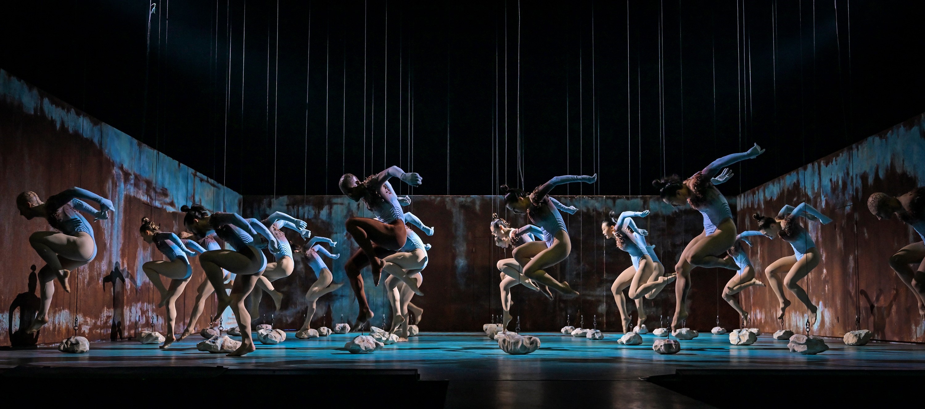 „glue light blue“ von Nadav Zelner. Tanz: Ensemble Hessisches Staatsballett