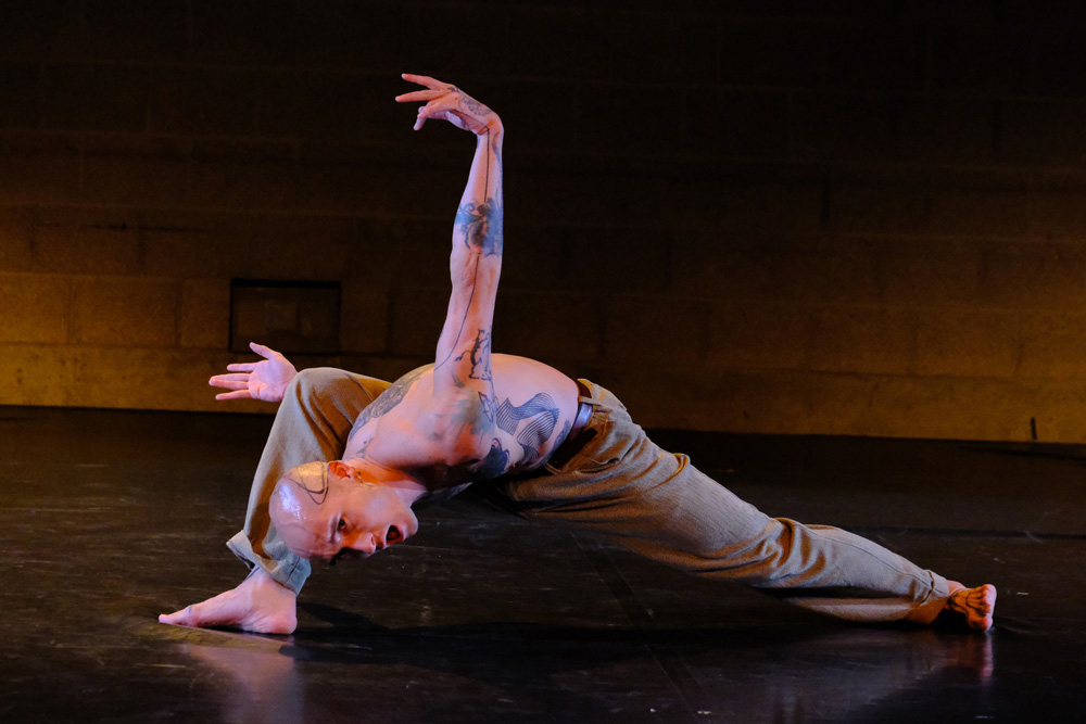 28. Internationales Solo-Tanz-Theater Festival Stuttgart 2024. Tanz: Vitor Hamamoto mit „Missing names“