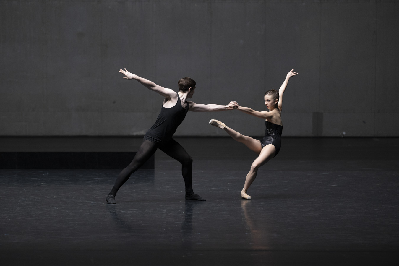 „Blake Works I“ von William Forsythe. Tanz: Leroy Mokgatle , Gregor Glocke &amp; Marina Duarte (v.v.n.h.)