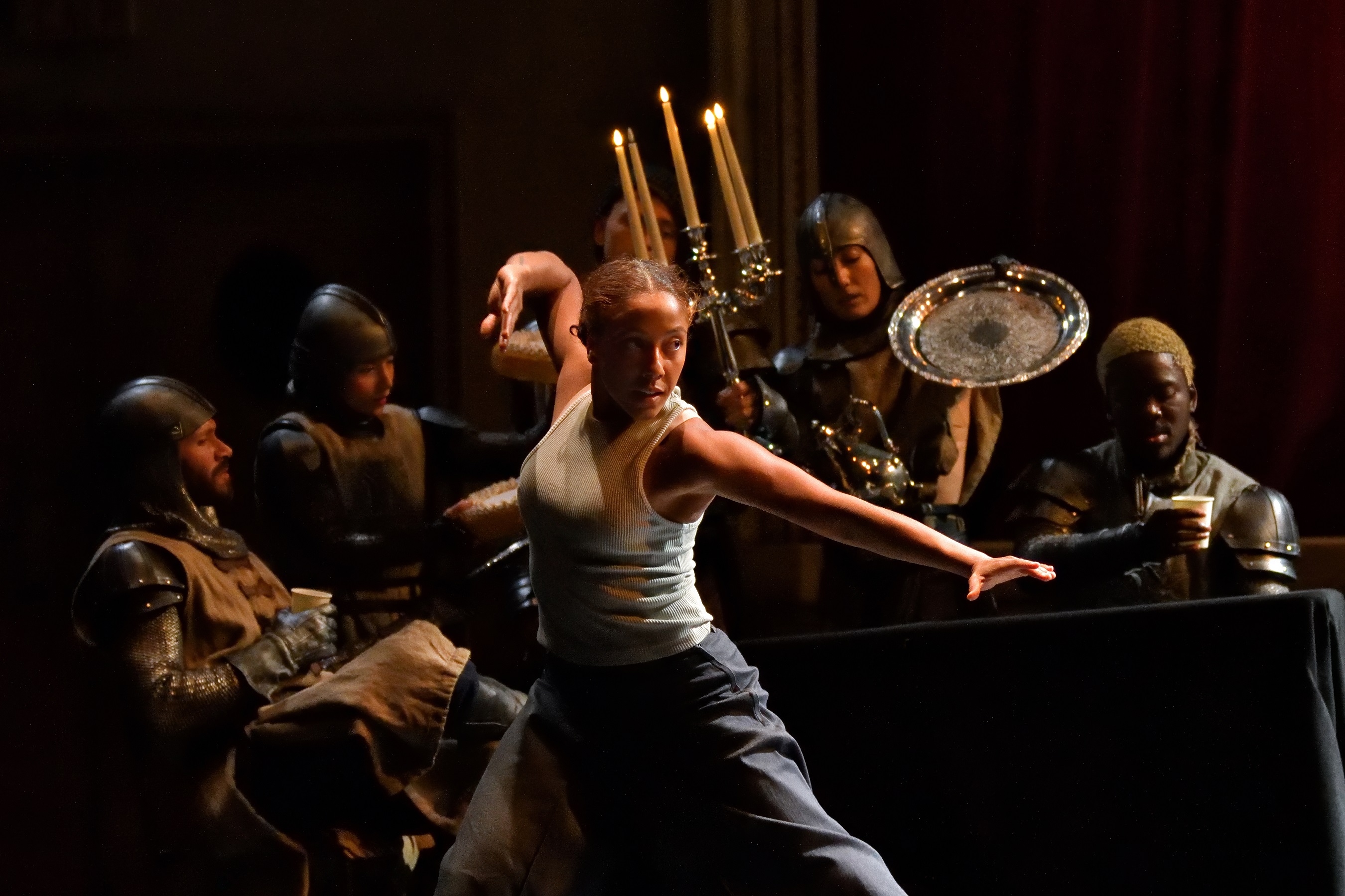 „Assembly Hall“ von Crystal Pite and Jonathon Young. Tanz: Rena Narumi, Ella Rothschild, Livona Ellis, Rakeem Hardy, Brandon Alley, Gregory Lau, Renée Sigouin, Doug Letheren