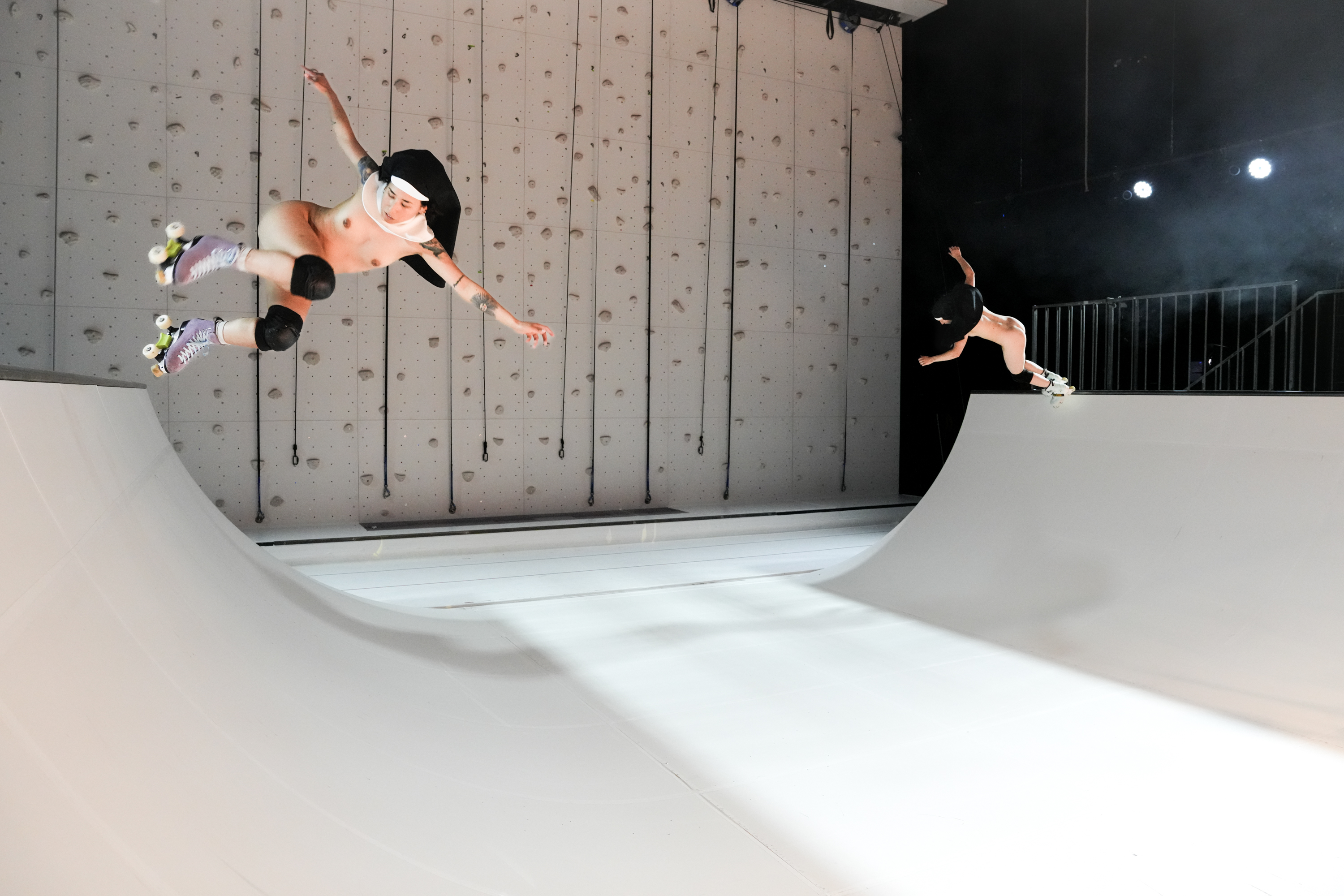 Zwei nackte Nonnen fahren Rollschuh auf einer Halfpipe