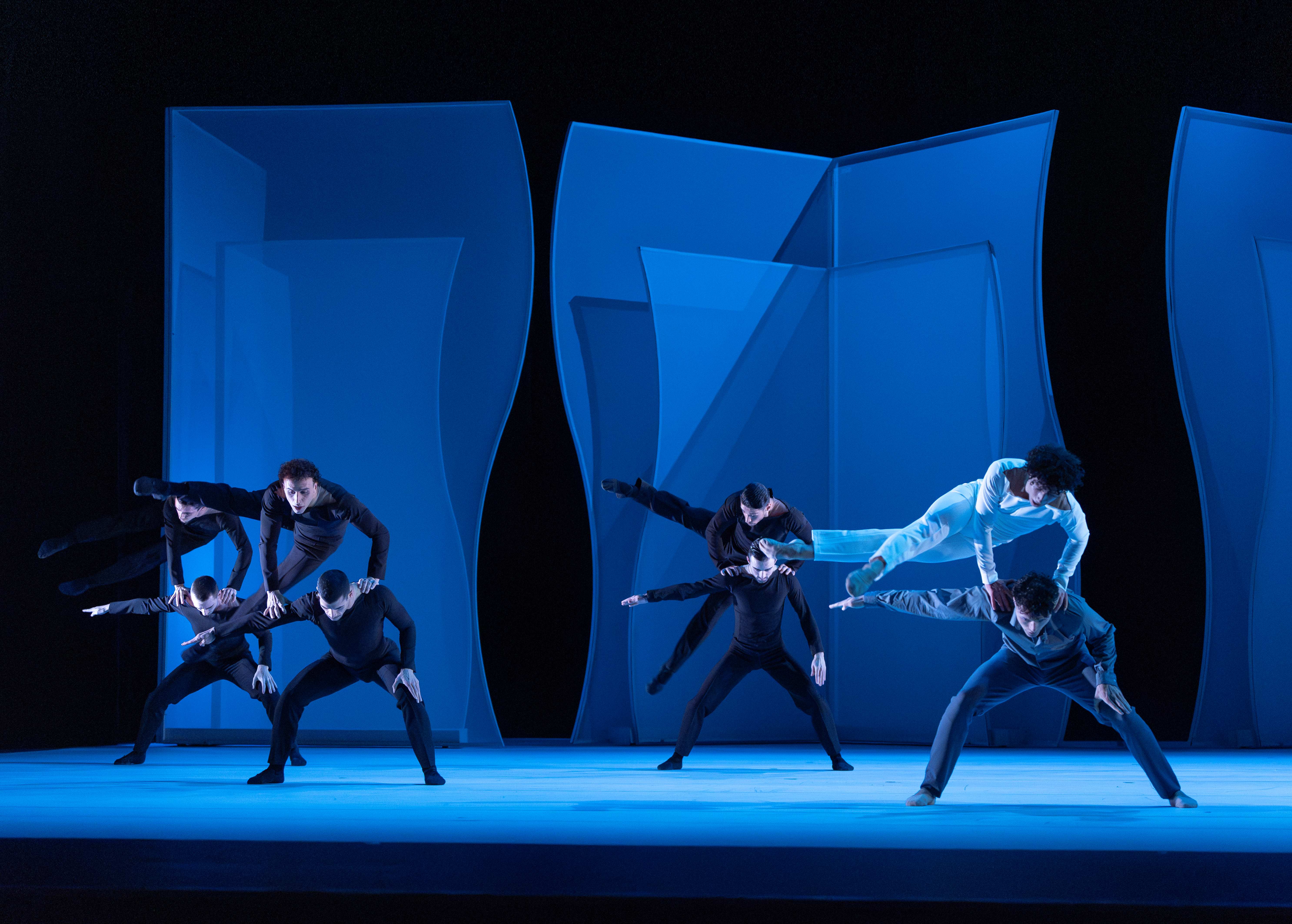 Tanzabend „Maillot/León &amp; Lightfoot“: „Les Noces“ von Jean-Christophe Maillot, Tanz: Ensemble Staatstheater Nürnberg Ballett