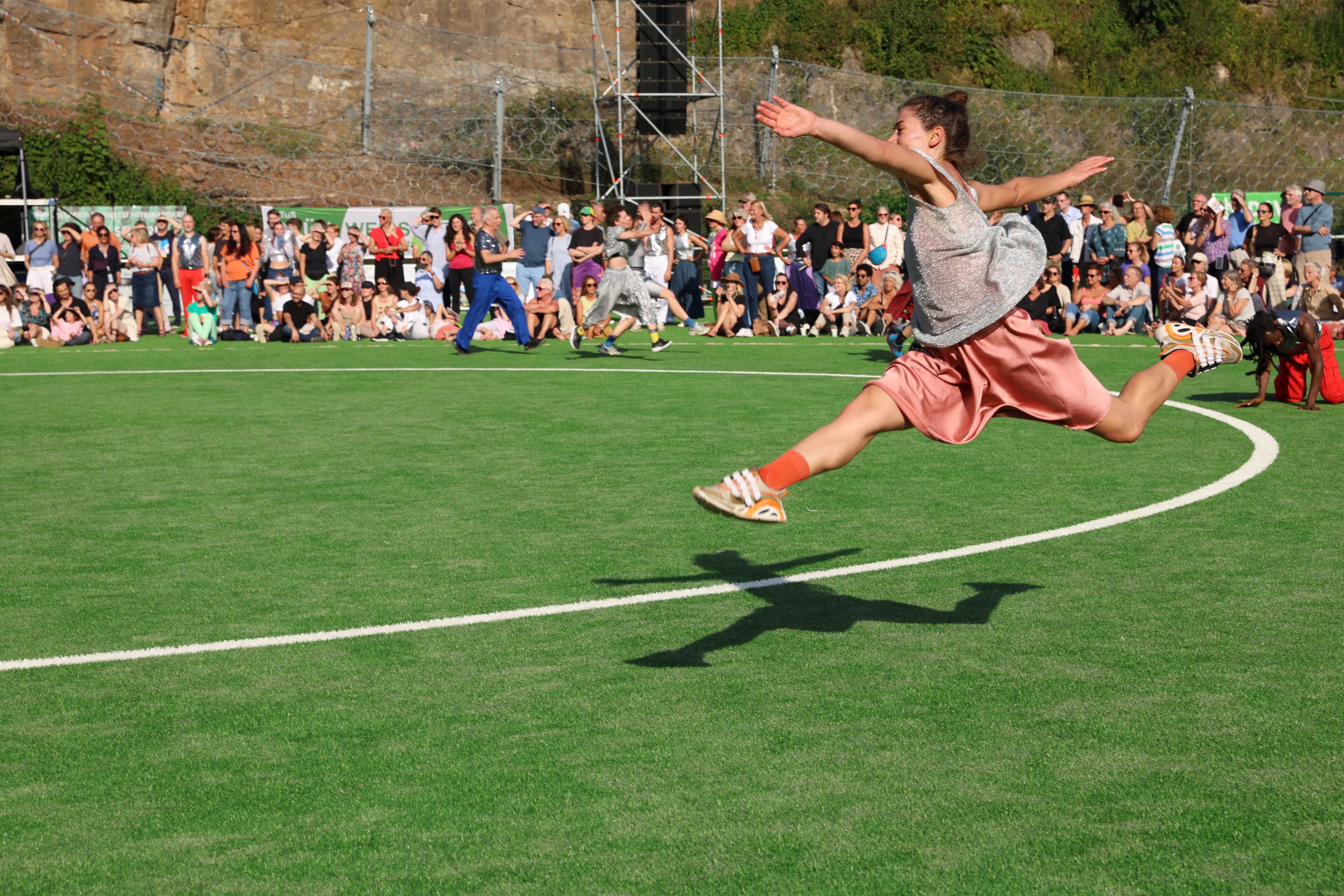 Choreografisches Happening „Cercles“ von Boris Charmatz, Performance: Ensemble des Tanztheaters Wuppertal Pina Bausch sowie 200 Studierende und Laientänzer