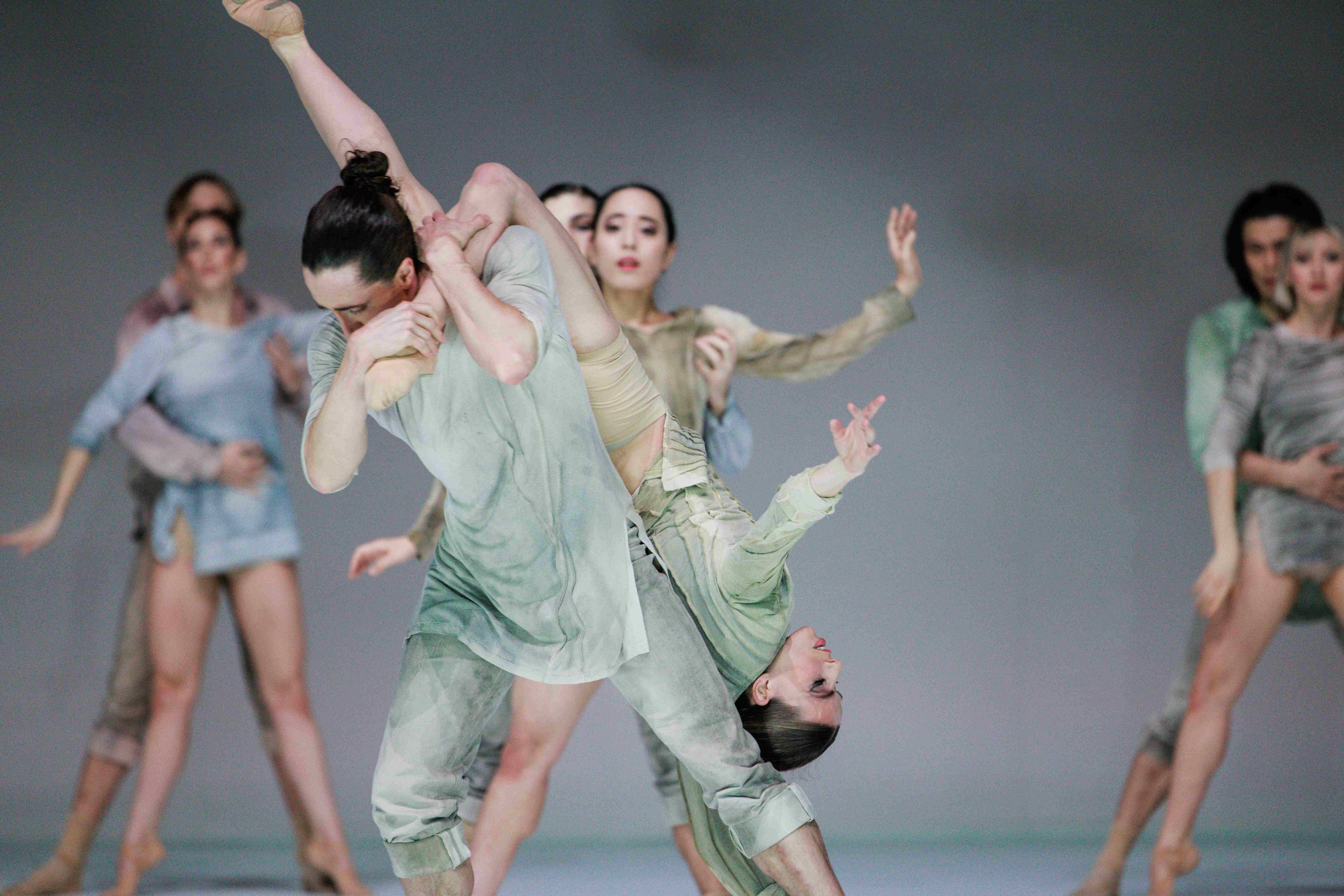 „Fall“ von Sidi Larbi Cherkaoui, Tanz: Ensemble TANZ LINZ