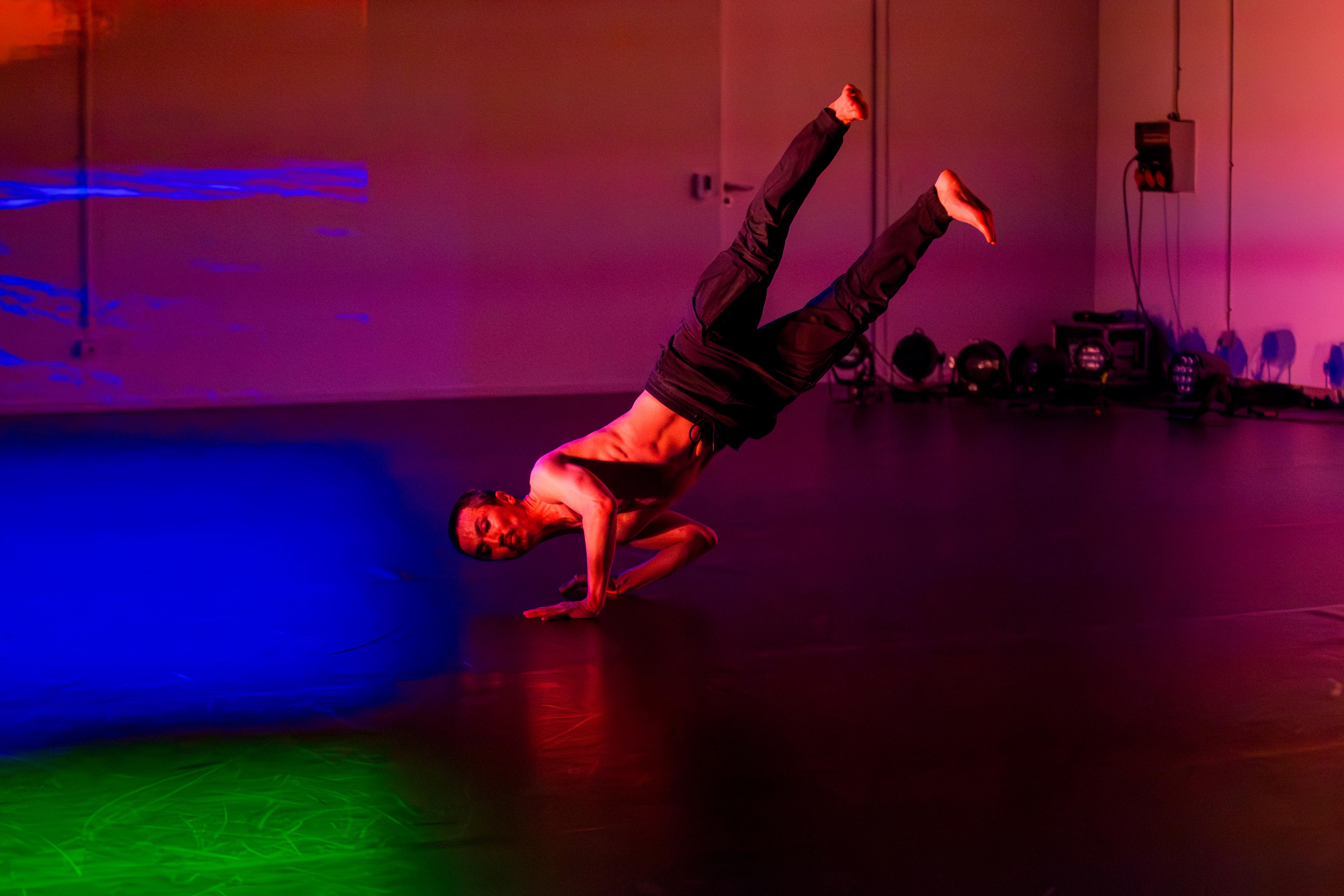 „HIER=JETZT“ Plattform für zeitgenössischen Tanz im schwere reiter München, Tanz: „Adrift“ von und mit Hoyoung Im