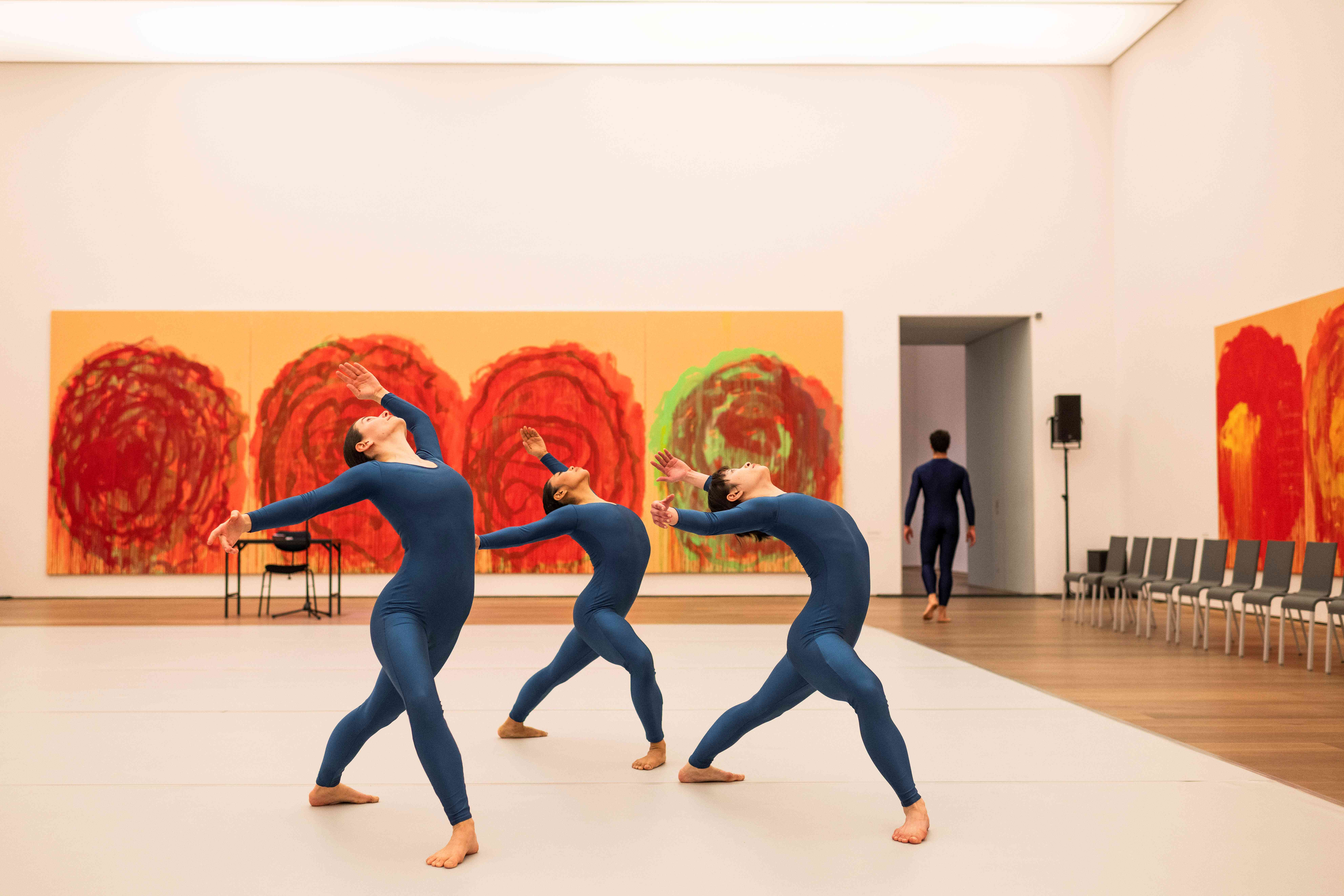 „Dancing Postmodernism“. Werke von Merce Cunningham im Museum Brandhorst. Tanz: Ensemble des Gärtnerplatztheaters