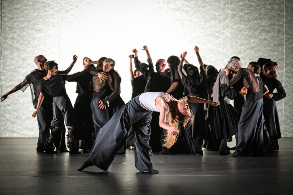 „Underdog“ von Alan Lucien Øyen, Tanz: Daria Hlinkina und Ensemble