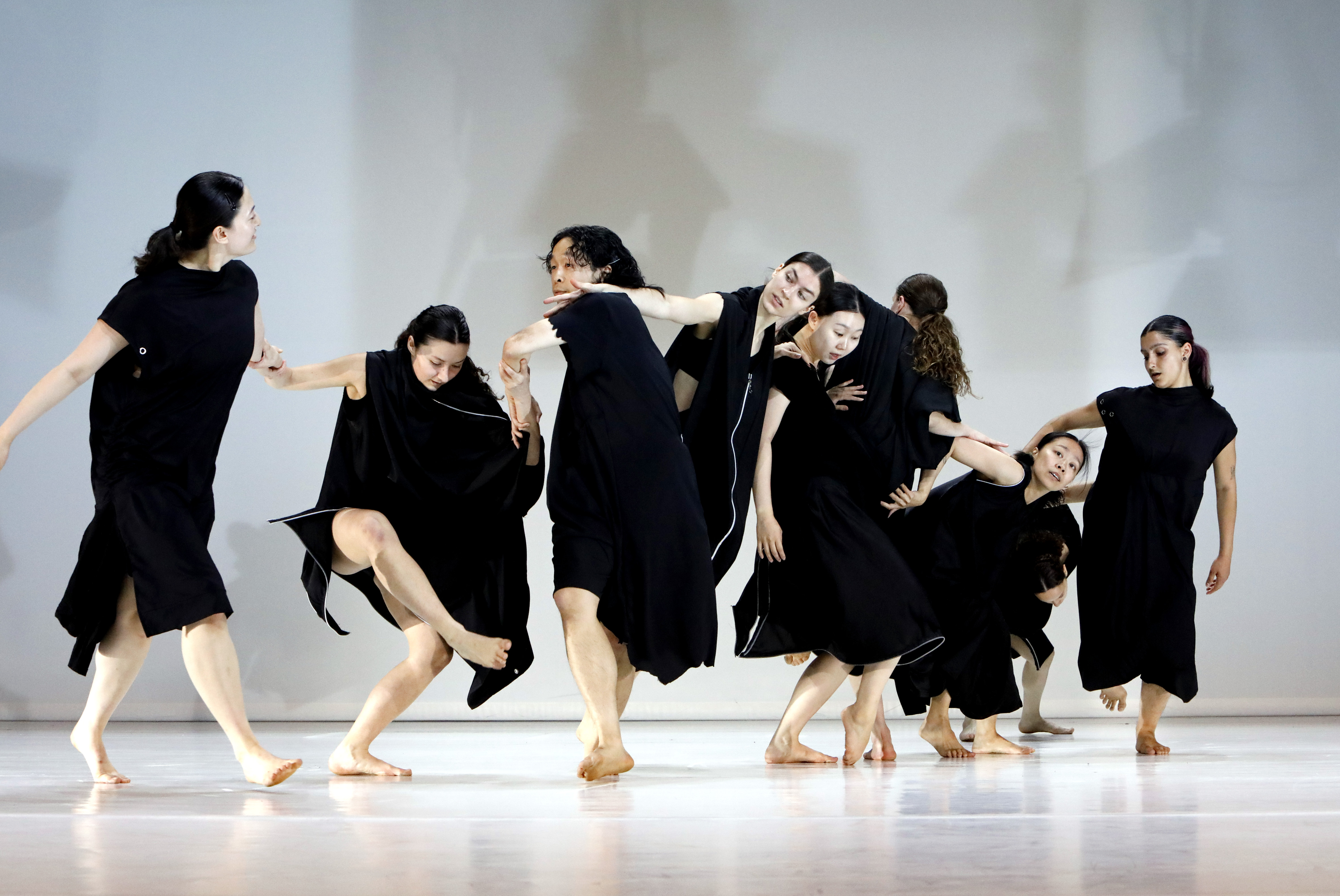„Every distance is not near“ von Rodolpho Leoni / Studierende der Folkwang Universität der Künste beim Tanzabend 2025