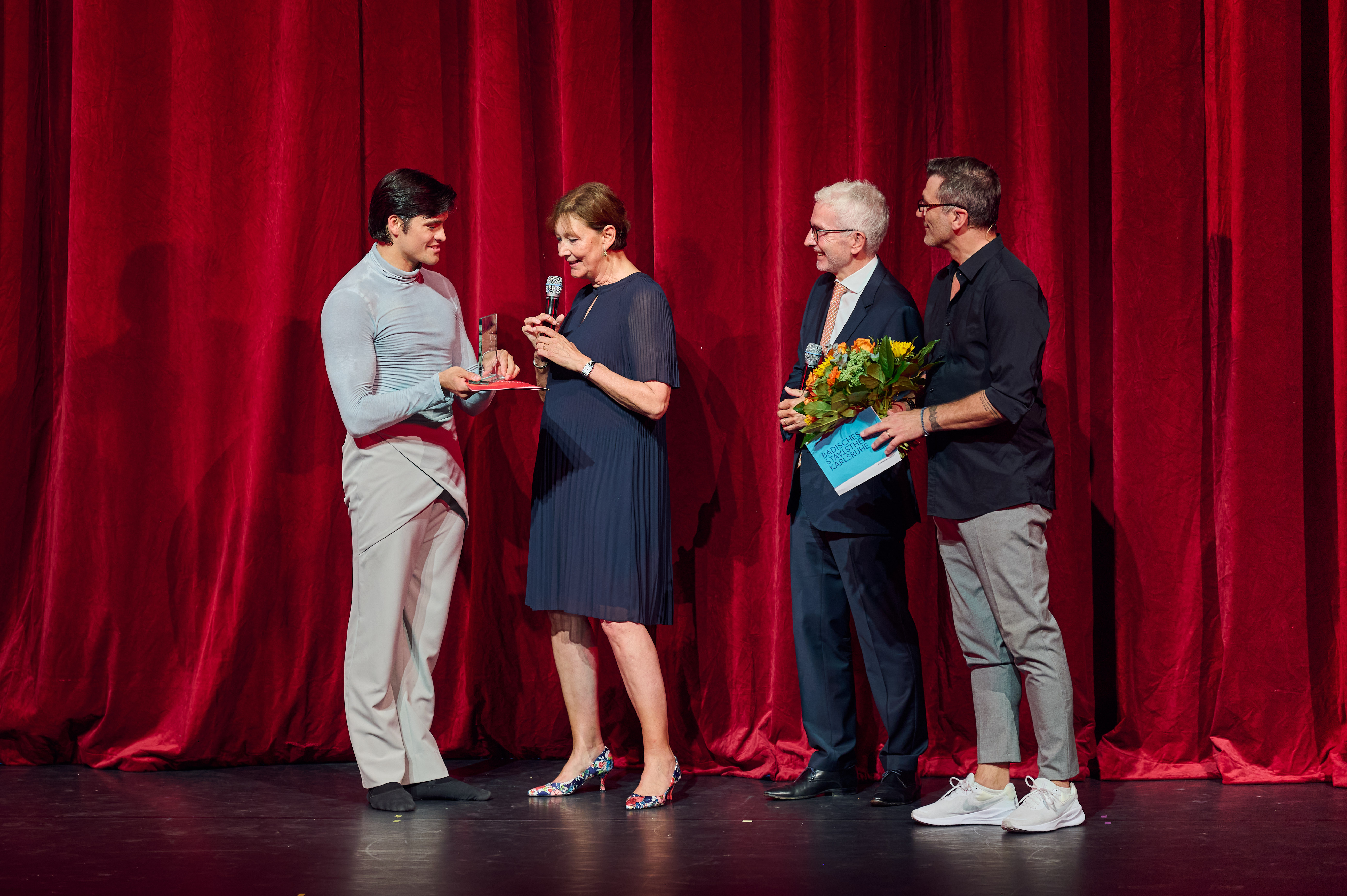Verleihung des Karlsruher Tanzpreis an Lasse Caballero bei Galaabend des Badischen Staatsballett