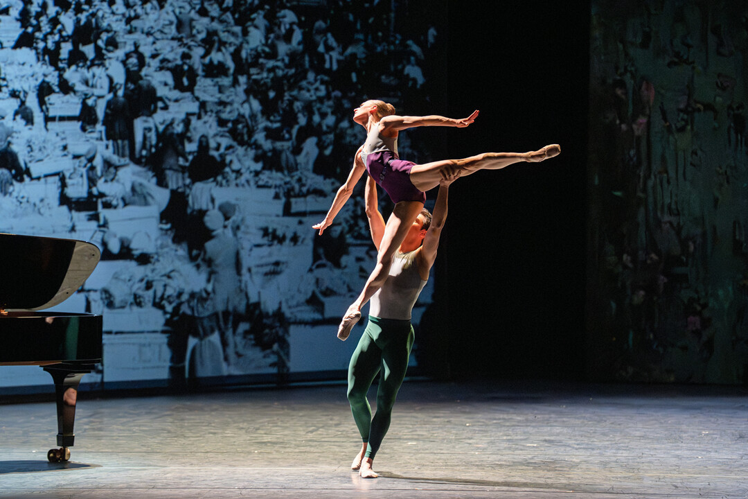 Bridget Breiner „Konzert für die linke Hand“: Simone Messmer (Mnemosyne), Lucas Erni (Ares)