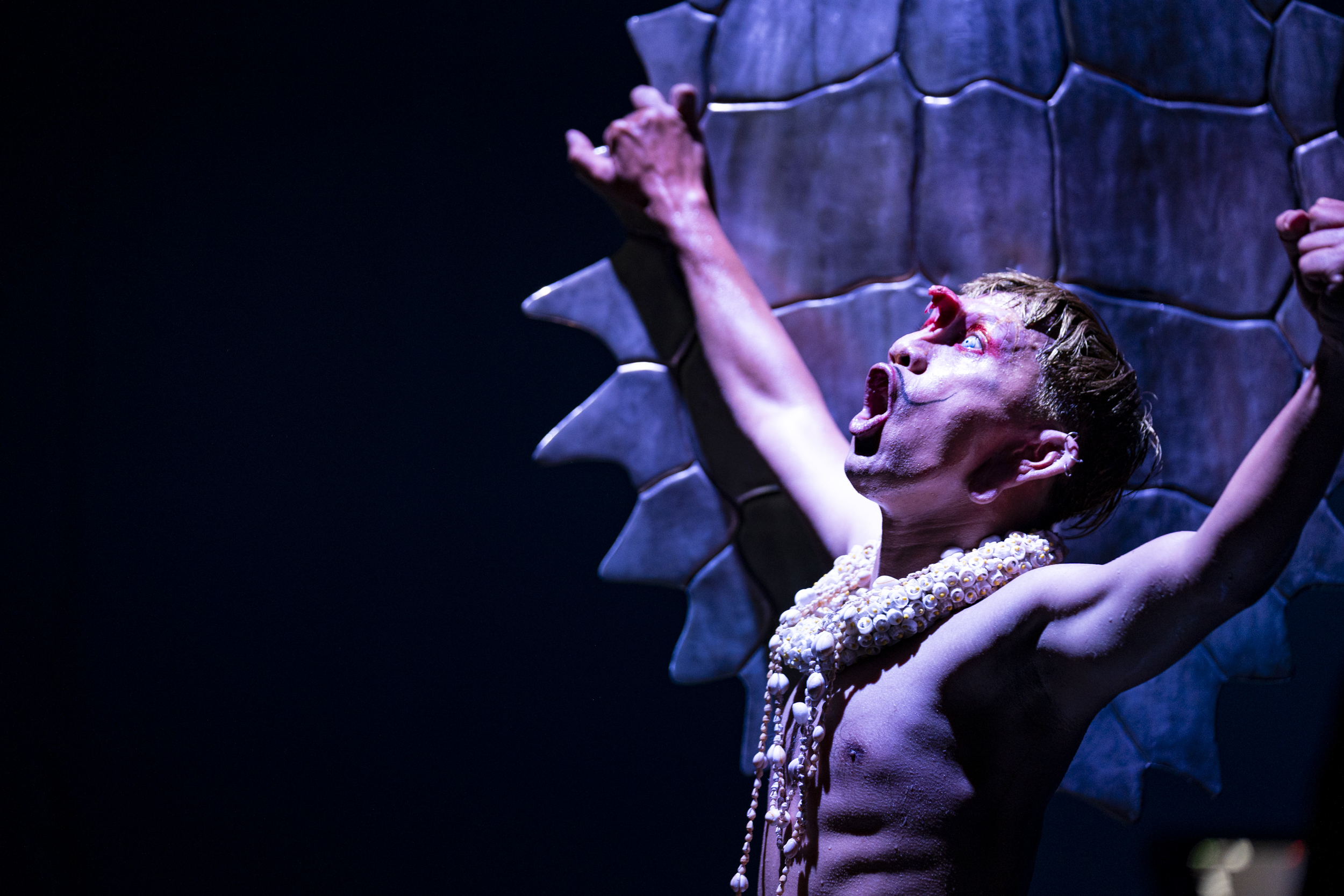 Ocean Cage“ von und mit Tianzhuo Chen und Siko Setyanto