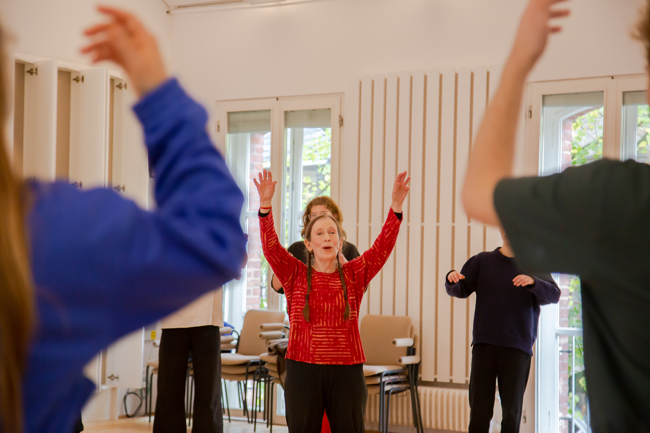 Meredith Monk bei einer Übung in ihrem Kurs „Dancing Voice/Sin ging Body” am Campus Essen-Werden der Folkwang Universität der  Künste
