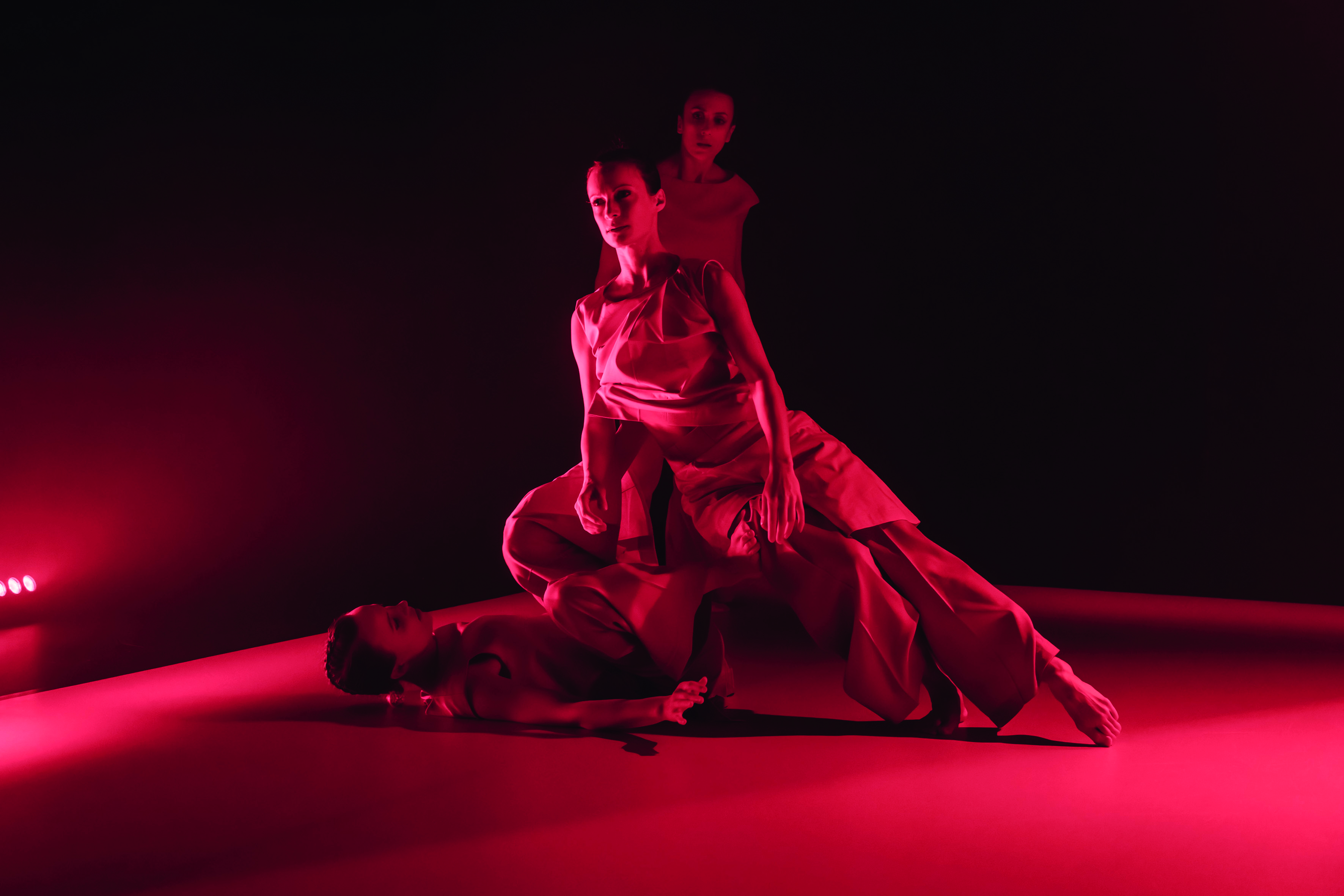 „Æon“ von Johanna Nuutinen, Tanz: Marine Sanchez Egasse, Barbara Minacori, Emelie Söderström / Theater Osnabrück