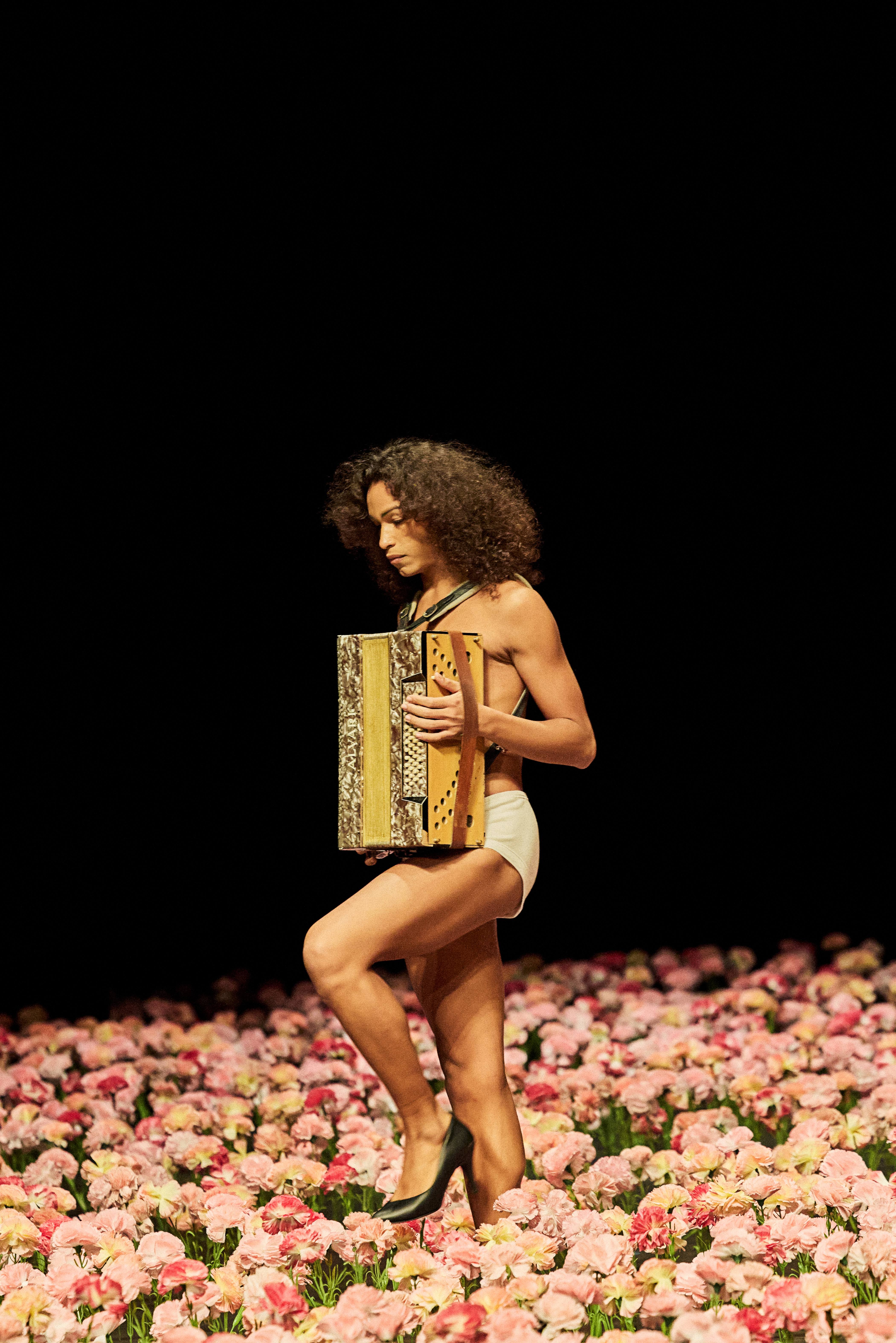 „Nelken - Ein Stück von Pina Bausch“, Tanz: Naomi Brito