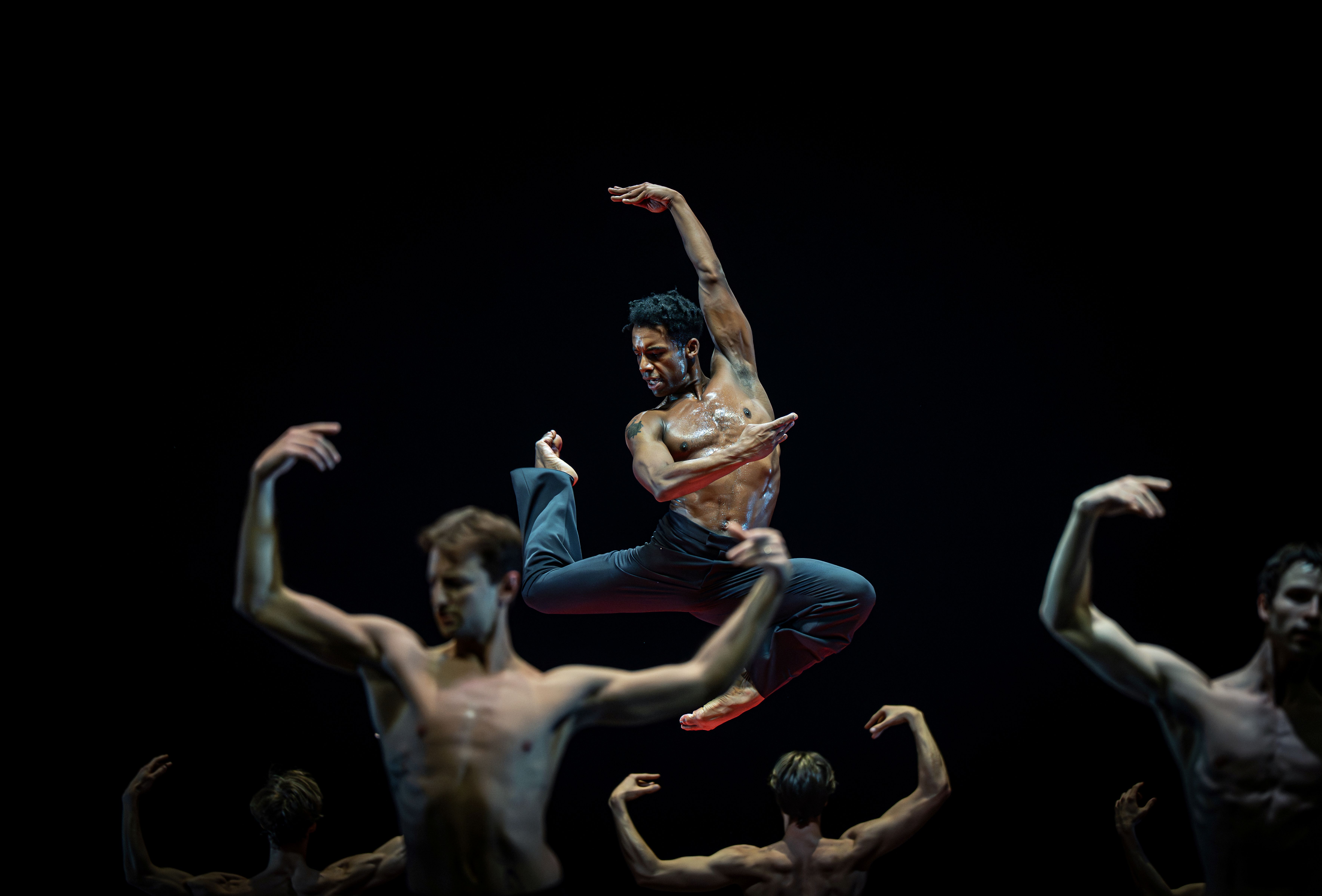 „Bolero“ von Maurice Béjart / Ballettabend „WAVES AND CIRCLES“, Tanz: Osiel Gouneo