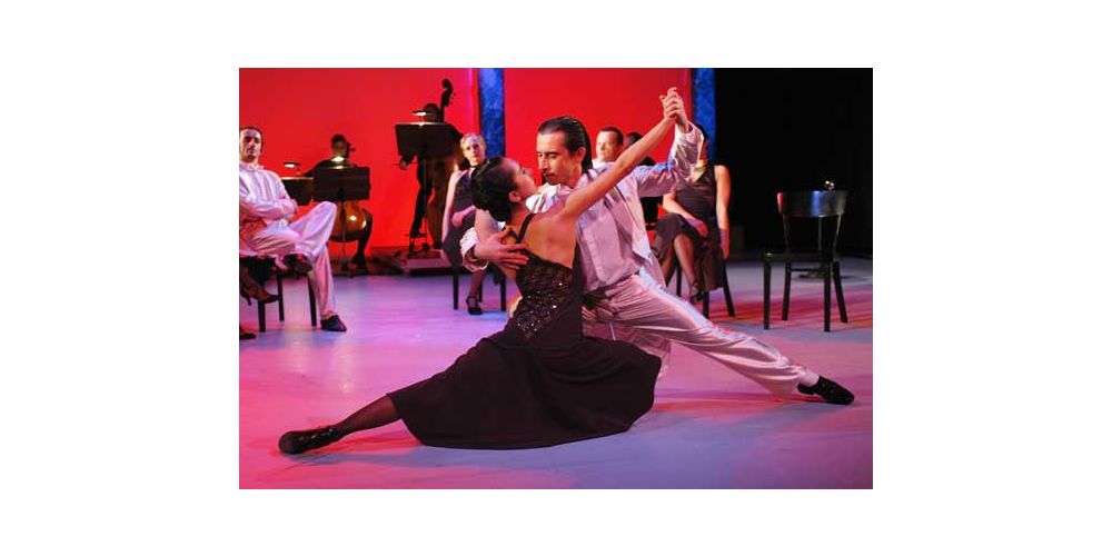 ROMANCE DE BARRIO. Weinina Weilijiang und Aslanbek Kotsoev