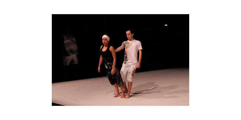 „Procedimentos de um pseudópodo - A choreografia“ von Paulo Azevedo der Di Cia. de Dança. Ariana Mota &amp; Renato. Mota (v.r.n.l)