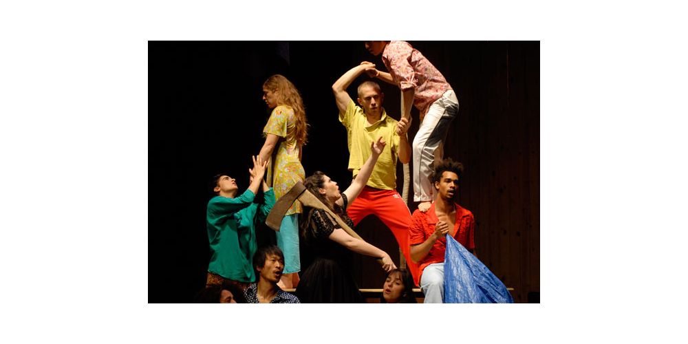 Rosalba Torres Guerrero, Hyo Seung Ye (unten), Lisi Estarás (oben), Maribeth Diggle, Mathieu Desseigne Ravel, Juliana Neves (ganz unten), Quan Bui Ngoc, Louis-Clément Da Costa (v.l.n.r) in „pitié!“ von Alain Platel