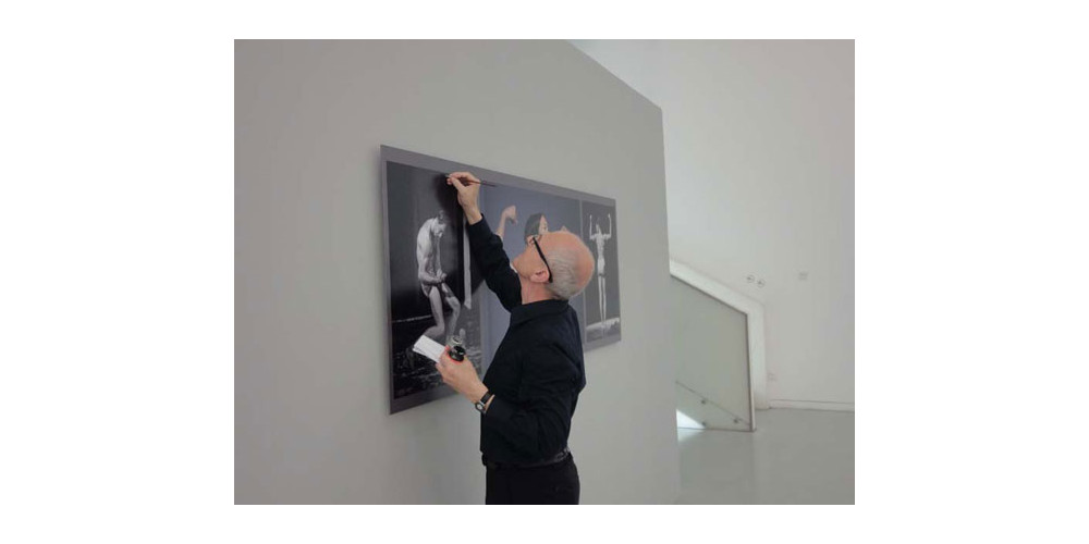 Gert Weigelt beim Ausbessern von kleinen Transportschäden