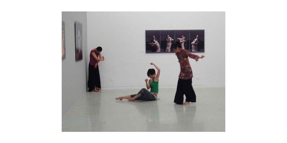 Live-Tanzperformance im Ausstellungsraum