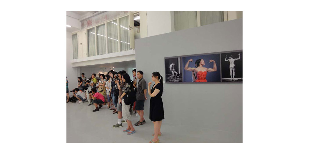 Live-Tanzperformance im Ausstellungsraum