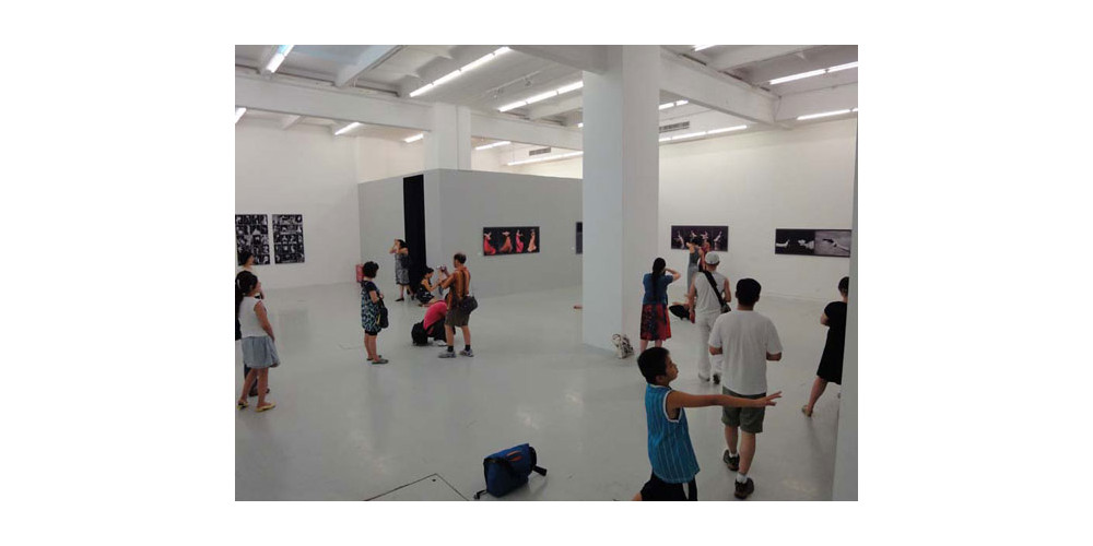 Live-Tanzperformance im Ausstellungsraum