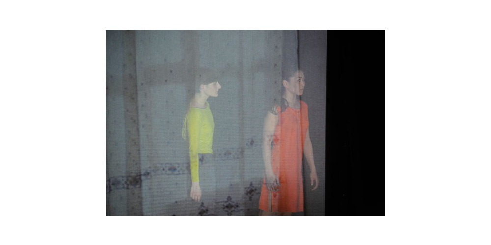 „Don’t Move“: Maryam Nikandish und Jeanna Serikbeayeva