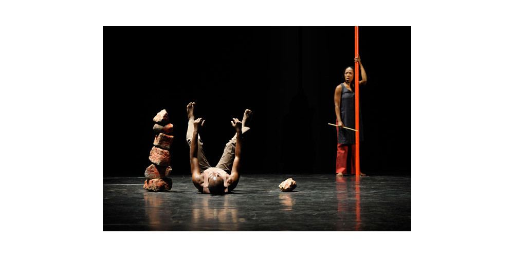 „Dambë“ von Salia Sanou (Compagnie Salia ni Seydou), Tanz: Salia Sanou, Musik &amp; Gesang: Maaté Keita